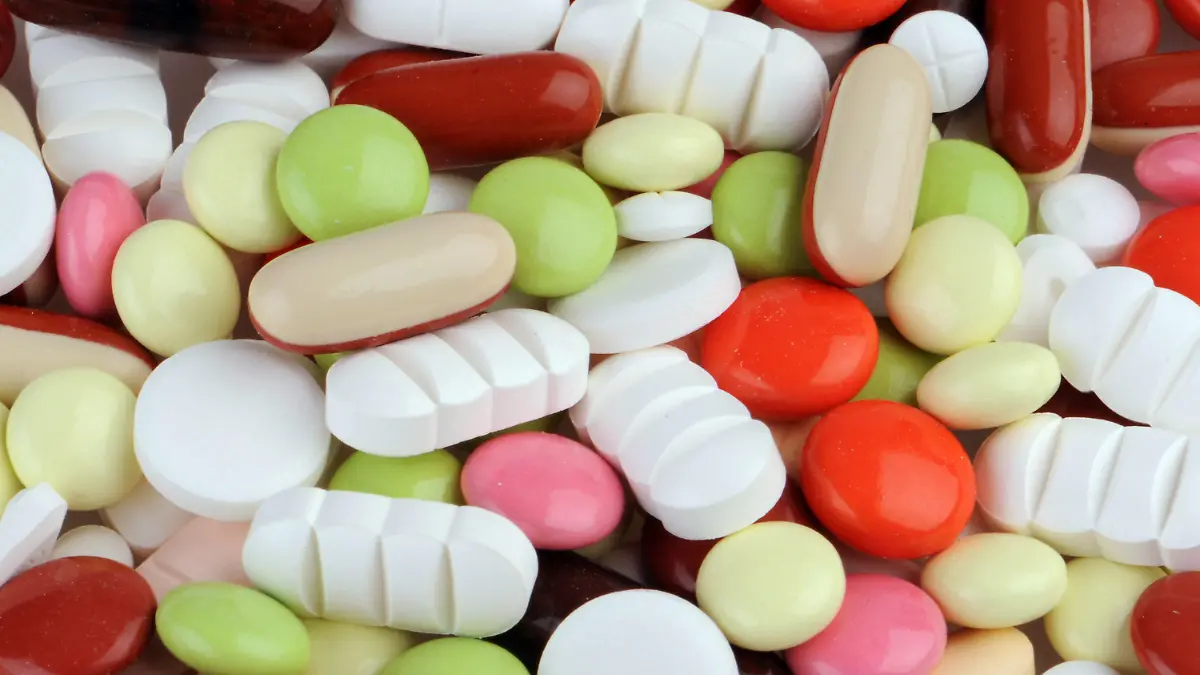 ARCHIV - ILLUSTRATION - Verschiedene Tabletten, aufgenommen am 11.03.2010 in Straubing. Auch nach der jetzt anlaufenden Pharma-Reform in Deutschland müssen die Patienten mit riskanten Nebenwirkungen von Arzneimitteln rechnen. Foto: Armin Weigel dpa/lby (Zu dpa-Korr. vom 16.01.2011)  +++(c) dpa - Bildfunk+++