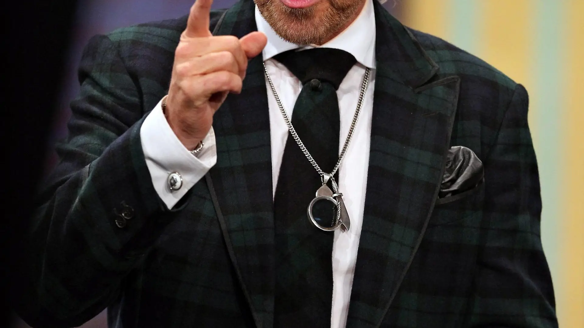 Showmaster Thomas Gottschalk gestikuliert am Samstag (12.02.2011) bei "Wetten, dass..?" auf der Bühne in Halle (Saale). Thomas Gottschalk gibt nach rund 24 Jahren die Moderation der ZDF-Paradeshow "Wetten, dass..?" ab. Der 60-Jährige sagte am Samstag bei der Jubiläumssendung zum 30. Geburtstag der Sendung, er werde die laufende Staffel nach der Sommersendung auf Mallorca abschließen. Mit der insgesamt 193. Ausgabe der Wettshow feierte das ZDF gleichzeitig das 30-jährige Bestehen von Europas größter Fernsehshow. Foto: Jan Woitas dpa/lah +++(c) dpa - Bildfunk+++