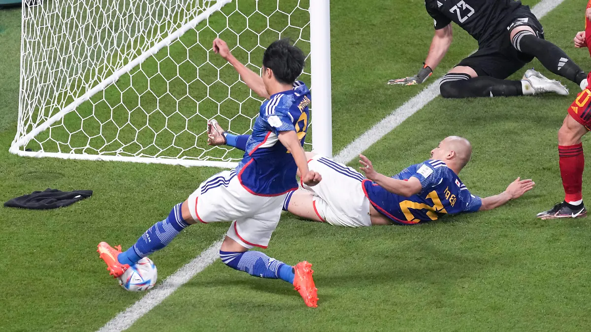 221201 -- DOHA, Dec. 1, 2022 -- Mitoma Kaoru L of Japan vies for the ball before Ao Tanaka scores team s second goal during the Group E match between Japan and Spain at the 2022 FIFA World Cup, WM, Weltmeisterschaft, Fussball at Khalifa International Stadium in Doha, Qatar, Dec. 1, 2022. SPQATAR-DOHA-2022 WORLD CUP-GROUP E-JPN VS ESP ChenxCheng PUBLICATIONxNOTxINxCHN