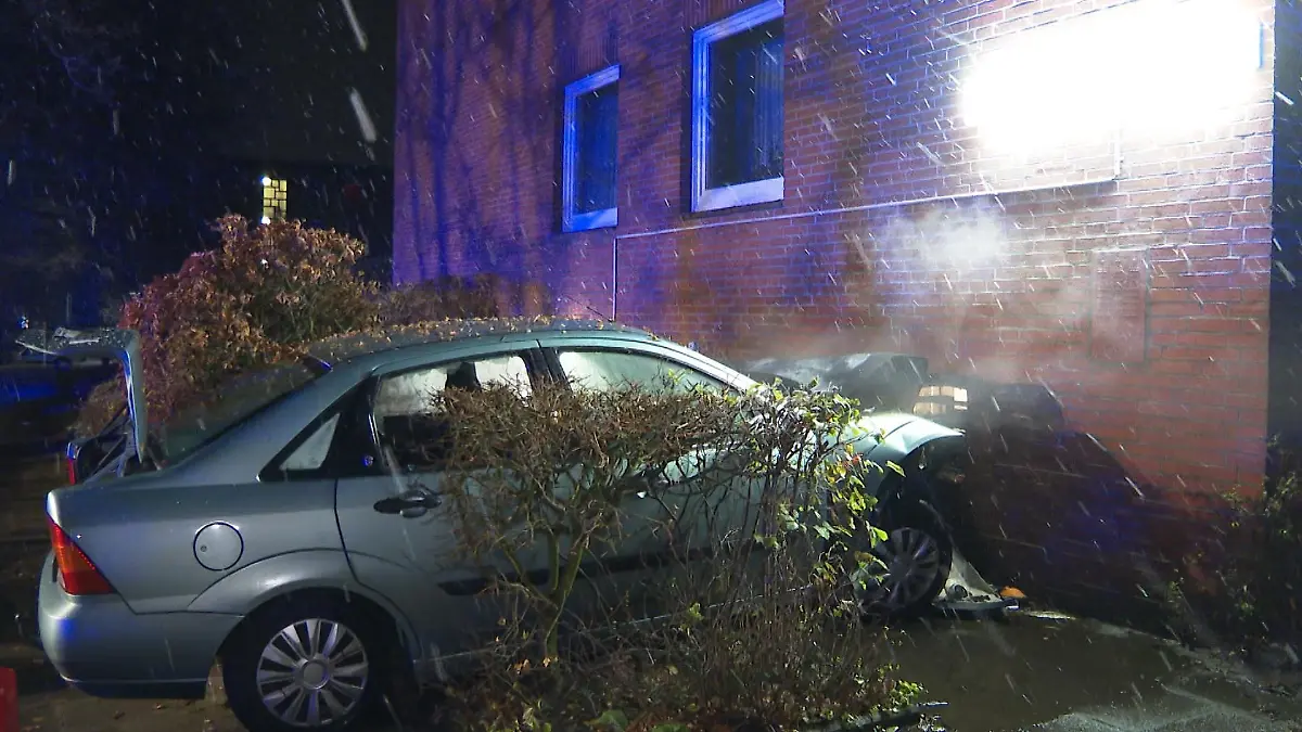 02.12.2022, Hamburg: Ein stark beschädigtes Auto steht nach einem Unfall an einer Hauswand. (zu dpa: «Betrunkener Mann fährt in Hamburg mit Auto gegen Hauswand» Foto: Steven Hutchings/TNN/dpa +++ dpa-Bildfunk +++