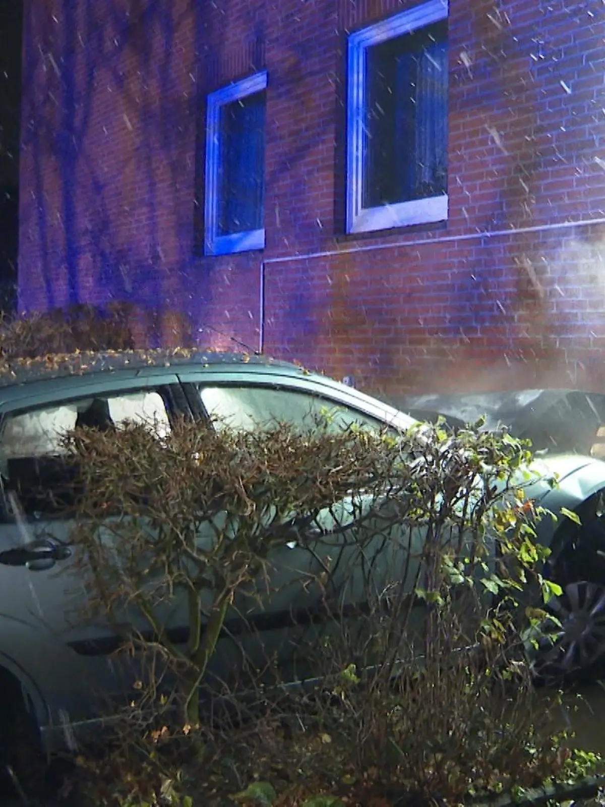 02.12.2022, Hamburg: Ein stark beschädigtes Auto steht nach einem Unfall an einer Hauswand. (zu dpa: «Betrunkener Mann fährt in Hamburg mit Auto gegen Hauswand» Foto: Steven Hutchings/TNN/dpa +++ dpa-Bildfunk +++