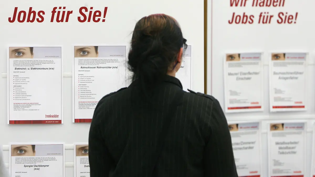 ARCHIV - Jobsuche auf der Zeitarbeitsmesse in Erfurt (Archivfoto vom 26.09.2007). Die FDP hat im Streit mit der Opposition um dieNeuregelung von Hartz IV erstmals Kompromissbereitschaft bei neuenVorgaben für die Zeitarbeit signalisiert. Foto: Martin Schutt (zu dpa 4081 vom 30.12.2010)  +++(c) dpa - Bildfunk+++