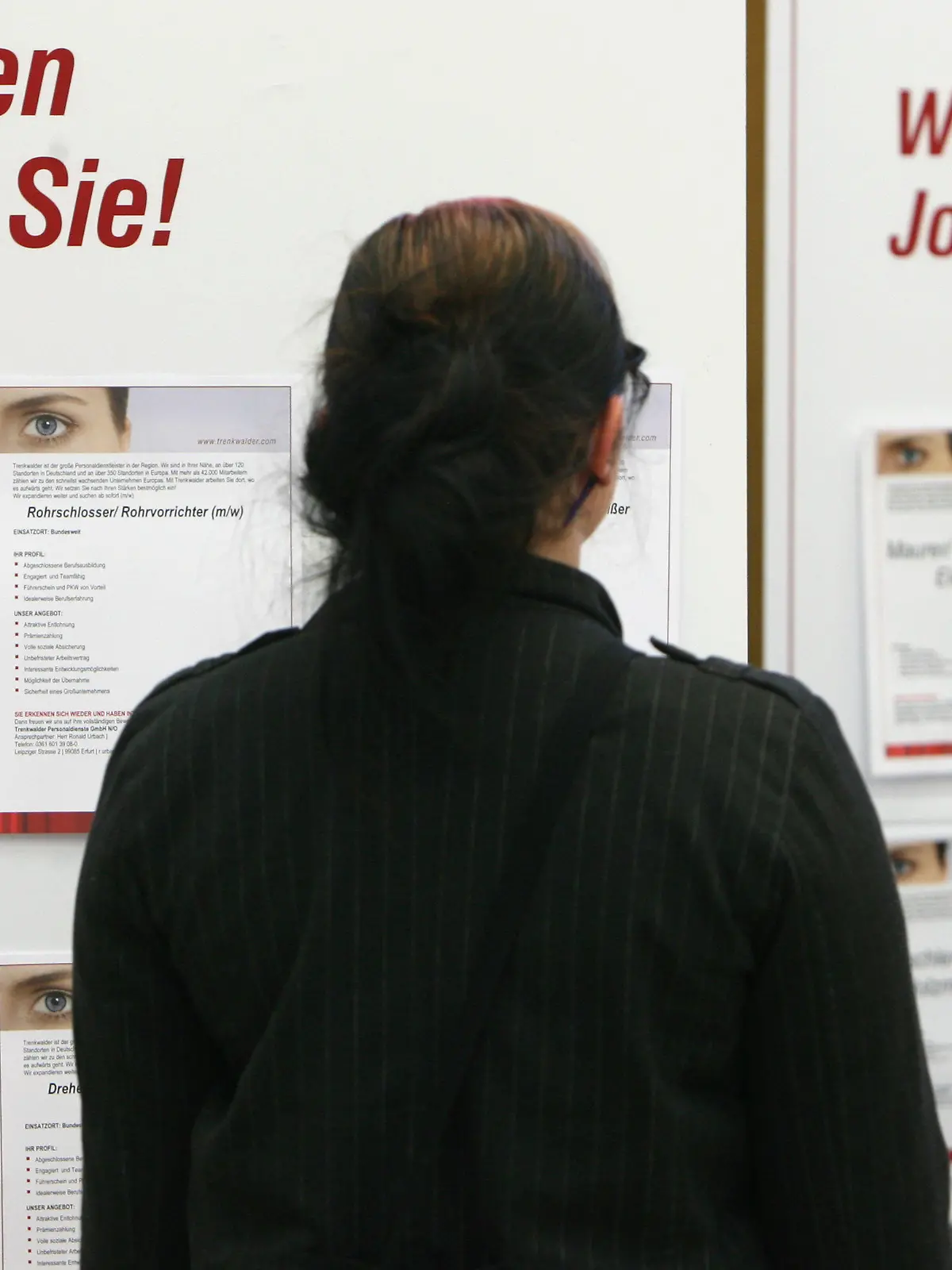 ARCHIV - Jobsuche auf der Zeitarbeitsmesse in Erfurt (Archivfoto vom 26.09.2007). Die FDP hat im Streit mit der Opposition um dieNeuregelung von Hartz IV erstmals Kompromissbereitschaft bei neuenVorgaben für die Zeitarbeit signalisiert. Foto: Martin Schutt (zu dpa 4081 vom 30.12.2010)  +++(c) dpa - Bildfunk+++