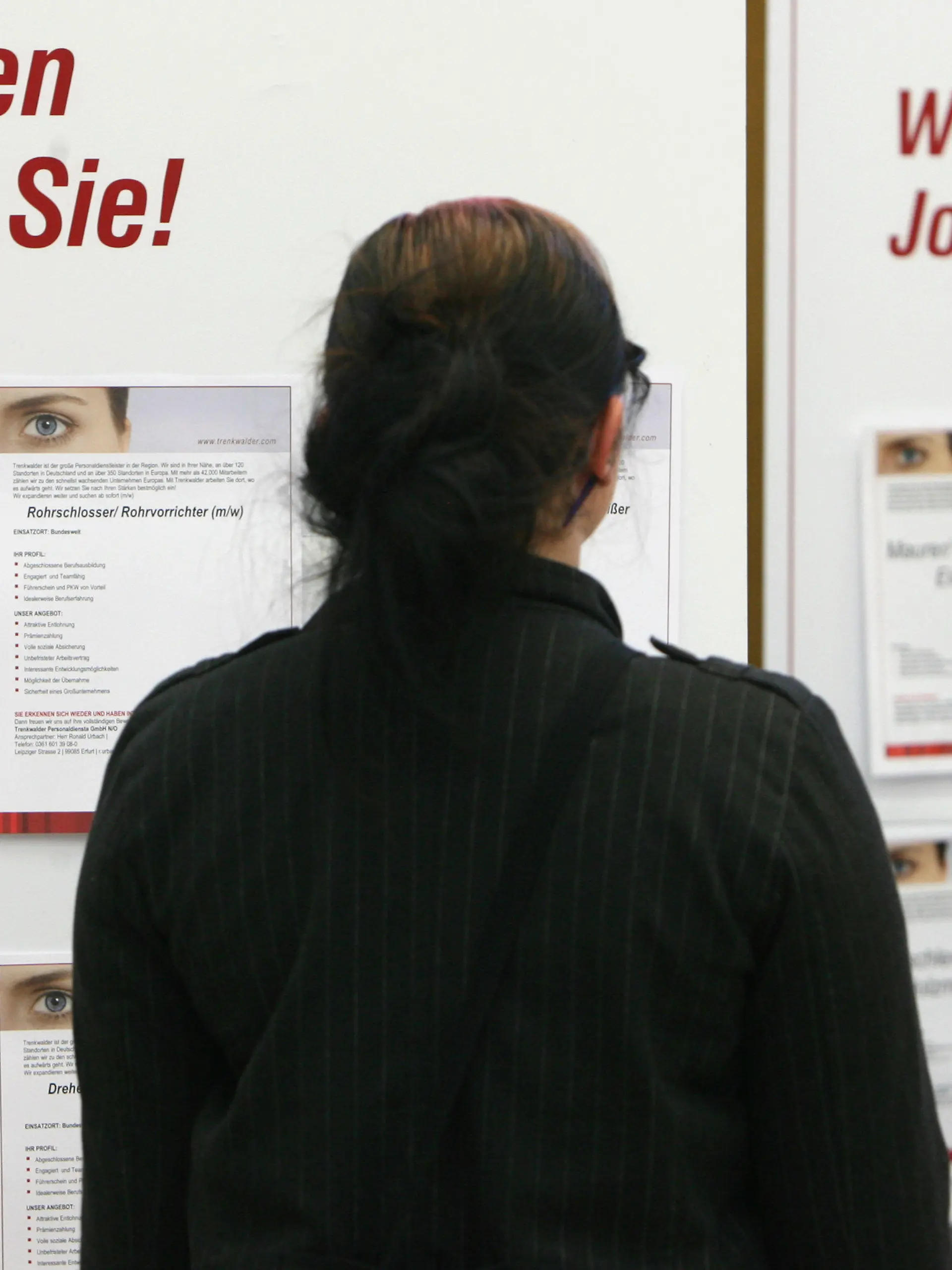 ARCHIV - Jobsuche auf der Zeitarbeitsmesse in Erfurt (Archivfoto vom 26.09.2007). Die FDP hat im Streit mit der Opposition um dieNeuregelung von Hartz IV erstmals Kompromissbereitschaft bei neuenVorgaben für die Zeitarbeit signalisiert. Foto: Martin Schutt (zu dpa 4081 vom 30.12.2010)  +++(c) dpa - Bildfunk+++