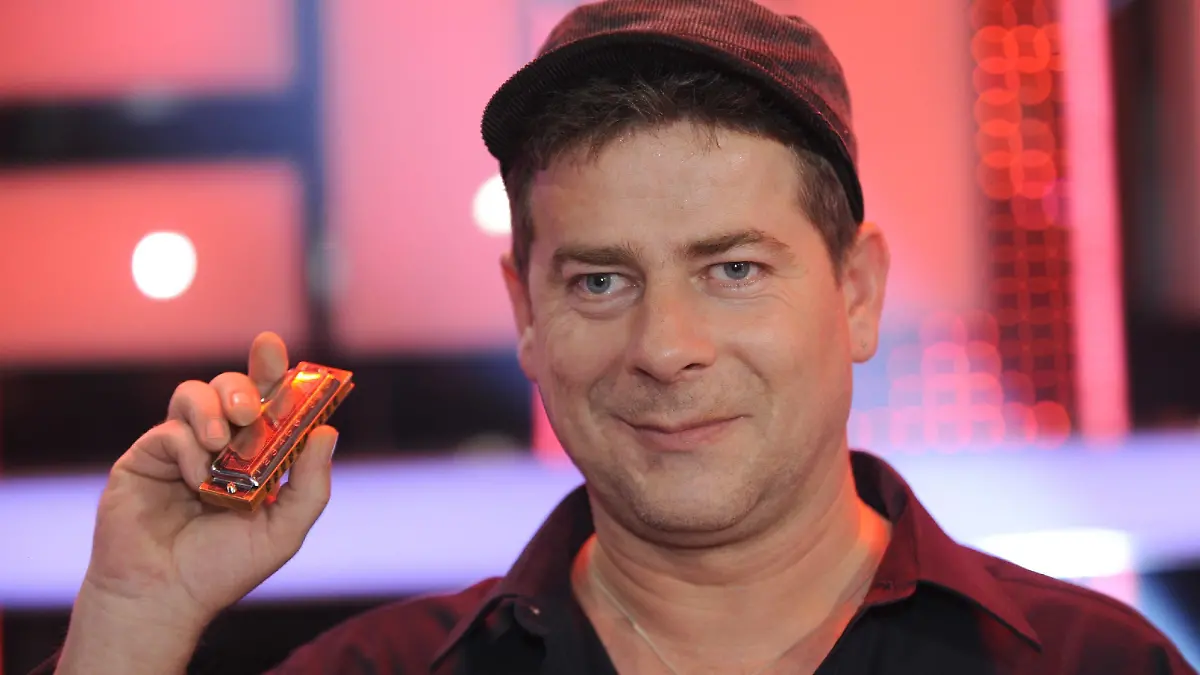 Der 43-jährige Michael Hirte wird in der RTL-Show "Das Supertalent" am Samstagabend (29.11.2008) in Köln zum "Supertalent 2008" gewählt. Der Munharmonika spielende, von Hartz IV lebende Hirte, konnte sich gegen 9 weitere Finalisten durchsetzen und darf eine Gewinnsumme von 100.000 Euro mit nach Hause nehmen. Insgesamt hatten sich 10.000 Talente für die zweite Staffel von "Das Supertalent" beworben. Foto: Jörg Carstensen dpa/lnw +++(c) dpa - Bildfunk+++