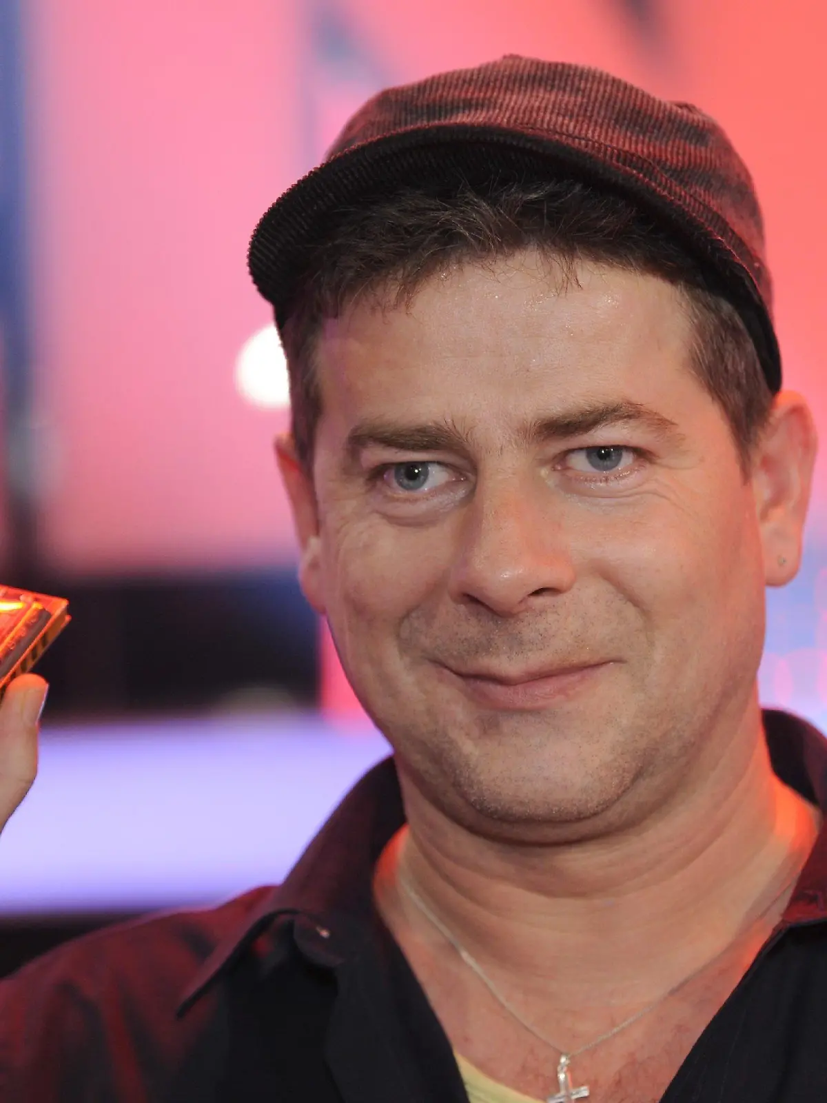 Der 43-jährige Michael Hirte wird in der RTL-Show "Das Supertalent" am Samstagabend (29.11.2008) in Köln zum "Supertalent 2008" gewählt. Der Munharmonika spielende, von Hartz IV lebende Hirte, konnte sich gegen 9 weitere Finalisten durchsetzen und darf eine Gewinnsumme von 100.000 Euro mit nach Hause nehmen. Insgesamt hatten sich 10.000 Talente für die zweite Staffel von "Das Supertalent" beworben. Foto: Jörg Carstensen dpa/lnw +++(c) dpa - Bildfunk+++