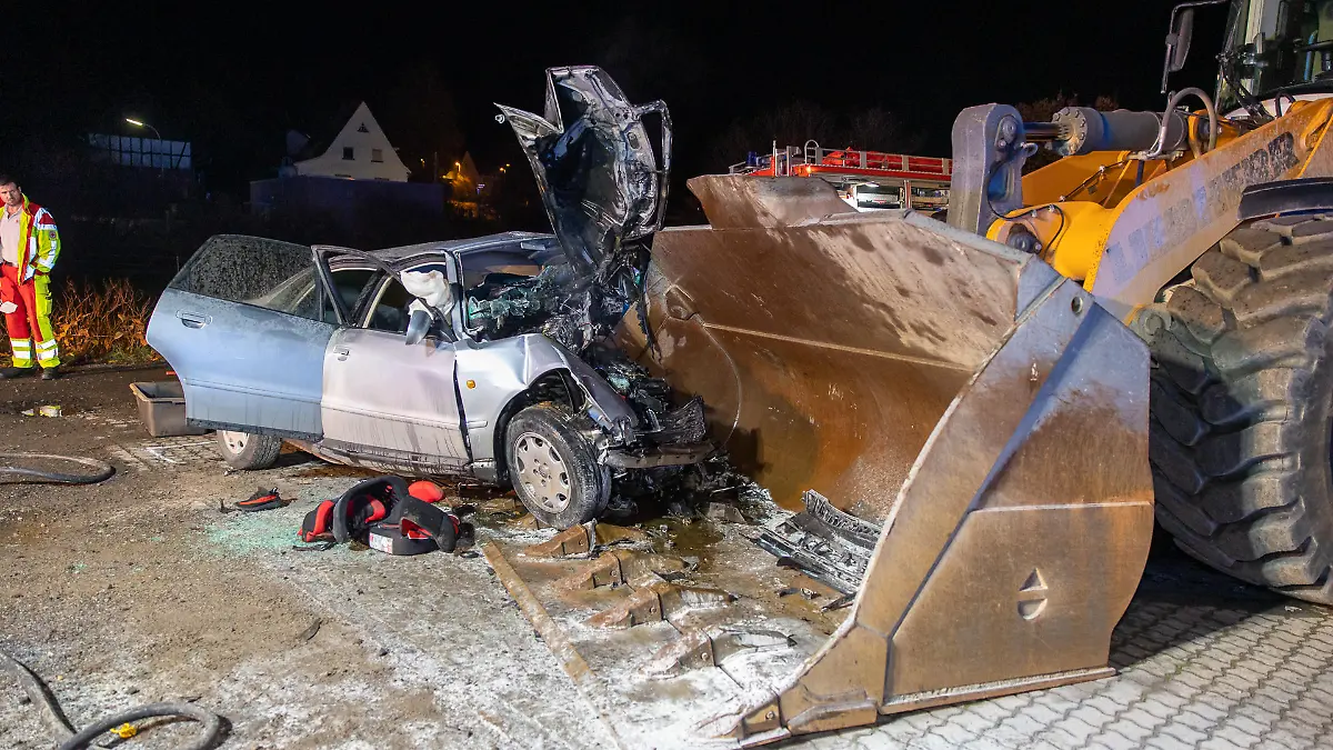 Schwerer Unfall in Biebergmünd auf der B276. Vier Personen schwer verletzt, darunter zwei Kinder.