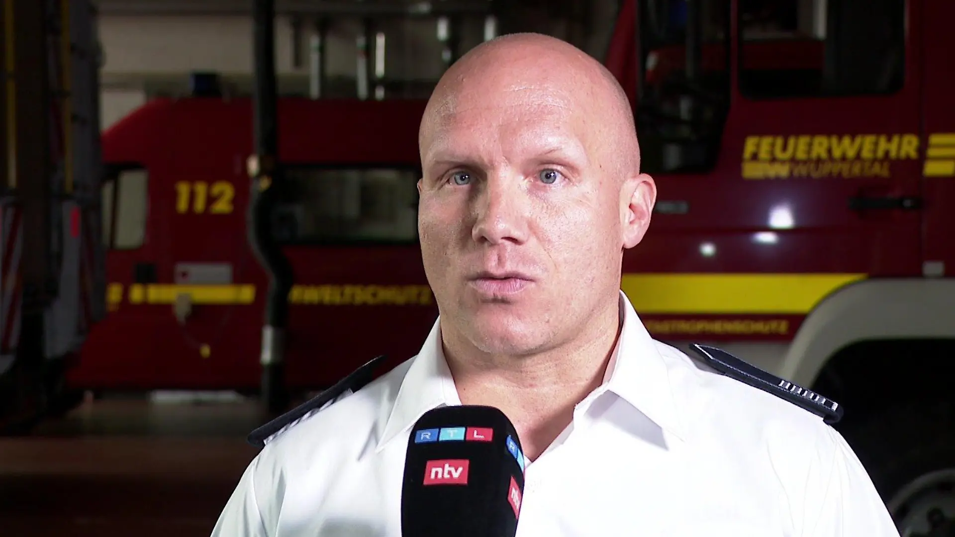 Manuel Packhäuser von der Feuerwehr Wuppertal erklärt, warum es immer wieder Probleme mit Rettungsgassen gibt,