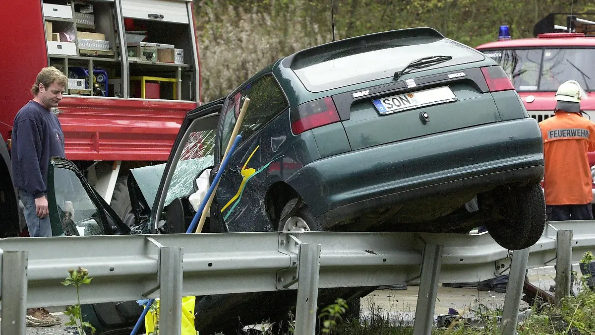 Blechhhammer (Thüringen): Ein Unfallzeuge steht am 26.10.2000 auf der Landstraße zwischen dem südthüringischen Steinach und Blechhammer (Landkreis Sonneberg) fassungslos neben einem auf der Leitplanke liegenden Auto. Auf herbstglatter Strasse war eine BMW-Fahrerin mit ihrem Wagen ins Schleudern geraten und im Gegenverkehr mit dem Kleinwagen kollidiert. Beide Fahrerinnen wurden schwerverletzt geborgen. (SUH40-261000)