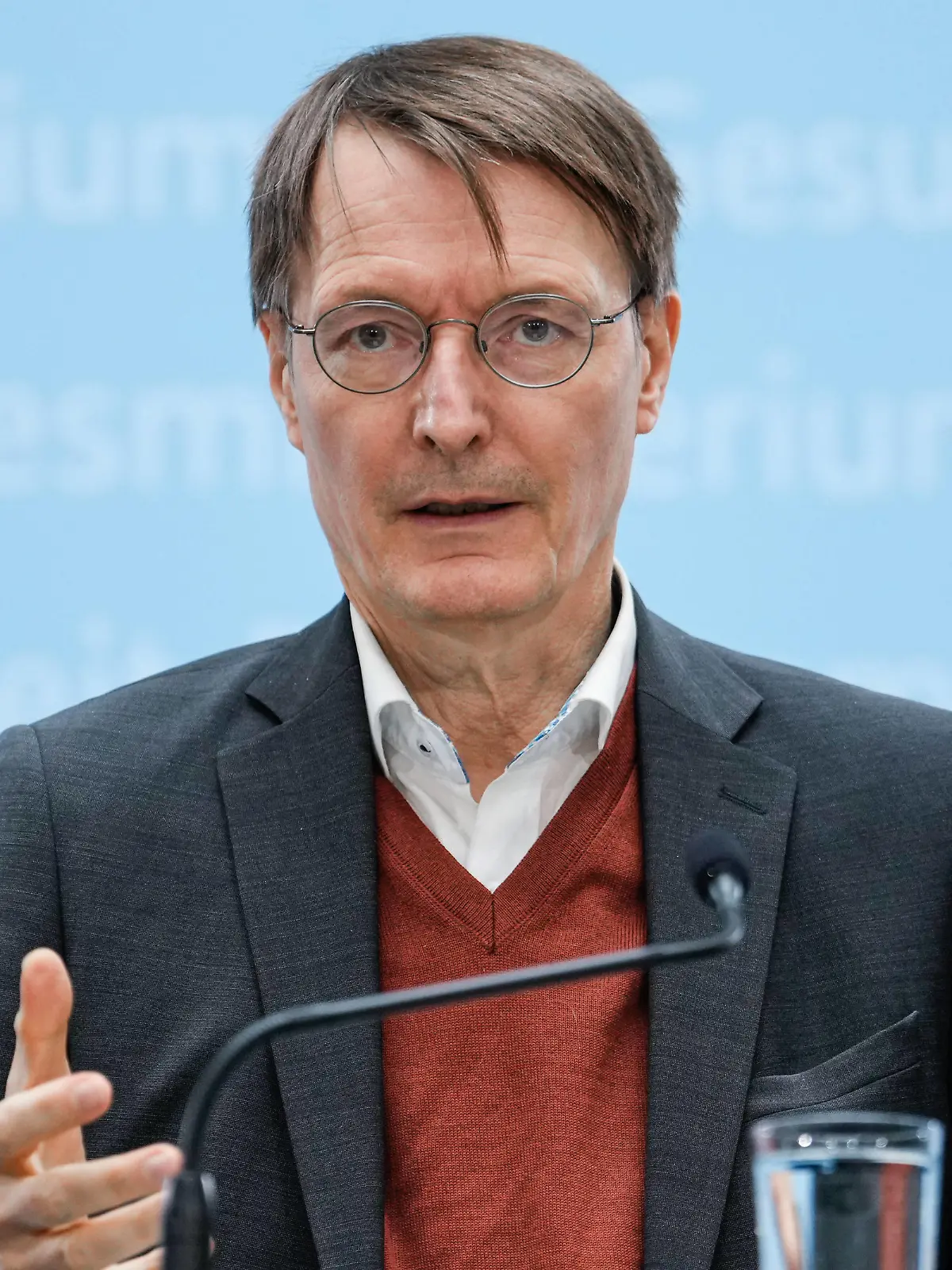  Pressekonferenz zu aktuellen gesundheitspolitischen Themen im BGM Aktuell,29.11.2022,Berlin,Bundesminister für Gesundheit Prof. Dr. Karl Lauterbach im Portrait bei der Pressekonferenz zur aktuellen gesundheitspolitischen Themen im Bundesgesundheitsministerium in Berlin Berlin Berlin Deutschland *** Press conference on current health policy issues in BGM Current,29 11 2022,Berlin,Federal Minister of Health Prof Dr Karl Lauterbach in portrait at the press conference on current health policy issues in the Federal Ministry of Health in Berlin Berlin Germany