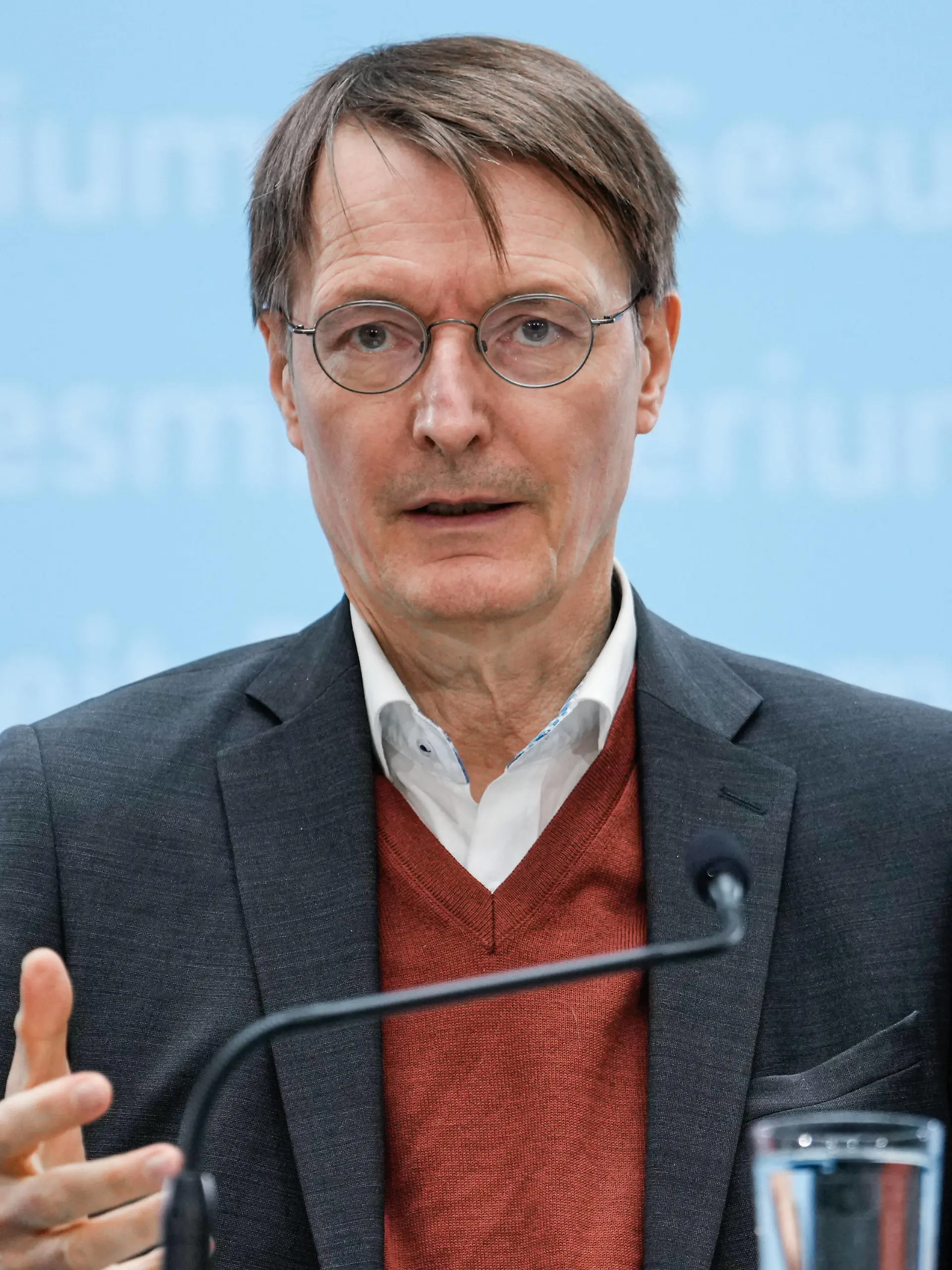  Pressekonferenz zu aktuellen gesundheitspolitischen Themen im BGM Aktuell,29.11.2022,Berlin,Bundesminister für Gesundheit Prof. Dr. Karl Lauterbach im Portrait bei der Pressekonferenz zur aktuellen gesundheitspolitischen Themen im Bundesgesundheitsministerium in Berlin Berlin Berlin Deutschland *** Press conference on current health policy issues in BGM Current,29 11 2022,Berlin,Federal Minister of Health Prof Dr Karl Lauterbach in portrait at the press conference on current health policy issues in the Federal Ministry of Health in Berlin Berlin Germany