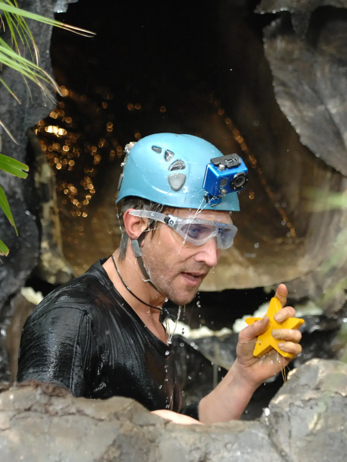 Tag 09 - Dschungelprüfung 09 "Ab durch die Wand": Ehe sich Peer Kusmagk versieht, rutscht er nach sechs Minuten auf einer Rutsche raus aus der Höhle und landet in einem Becken, direkt vor Sonja und Dirk. Zwei Minuten hätte Peer noch Zeit gehabt. Die hätte er besser genutzt um genauer nach den versteckten Sternen zu suchen. So hat er am Ende fünf Sterne in seinem Beutel. # Foto: RTL / Stefan Menne

Verwendung des Bildes für Online-Medien ausschließlich mit folgendem Hinweis und Verlinkung: Alle Infos zu "Ich bin ein Star - Holt mich hier raus!" im Special bei RTL.de [LINK]: http://www.rtl.de/tv/ibes.php

NUR ZUR EINMALIGEN VERÖFFENTLICHUNG ! KEINE WEITERGABE AN DRITTE ! 
KEINE VERWENDUNG NACH DEM 17.02.2011 !! KEINE ARCHIVIERUNG !

Suchbegriff: Dschungelcamp *** Local Caption *** Abdruck honorarfrei bei Quellenangabe, Foto: RTL / Stefan Menne - Die honorarfreie Nutzung des Bildmaterials ist nur im Zusammenhang mit der angegeben RTL-Sendung und/oder programmbezogener redaktioneller Berichterstattung erlaubt. Eine Nutzung für das Internet ist nur mit folgendem Hinweis und Verlinkung gestattet: Alle Infos zu "Ich bin ein Star - Holt mich hier raus!" im Special bei RTL.de [LINK]: http://www.rtl.de/tv/ibes.php . Die Nutzung von Bildmaterial in digitalen elektronischen Programmführern wird nicht erlaubt. Benutzung für Poster nur mit Sendehinweis gestattet.