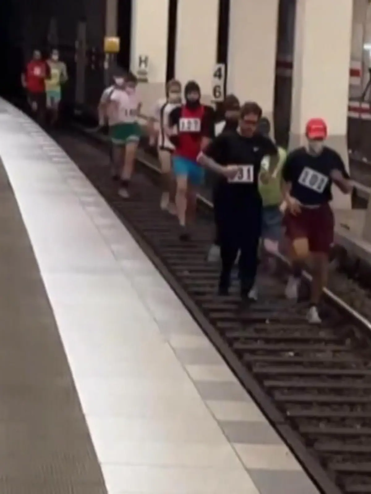 Was haben sich diese Läufer dabei nur gedacht? Ein Handyvideo dokumentiert, wie eine Truppe Läufer durch einen Berliner U-Bahn-Tunnel joggt. Das ist extrem gefährlich, nur wenige Minuten später fuhr hier ein Zug ein.