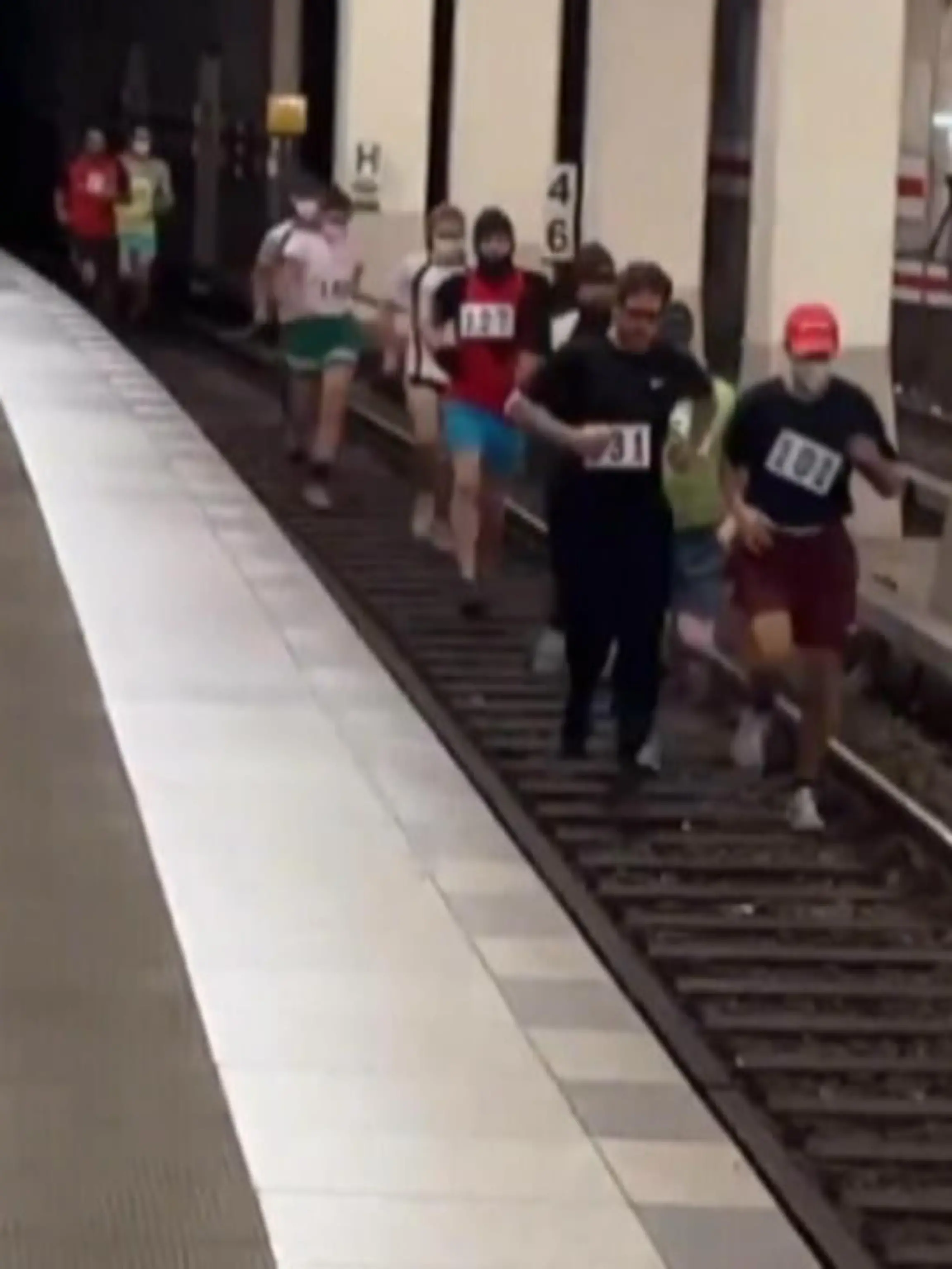 Was haben sich diese Läufer dabei nur gedacht? Ein Handyvideo dokumentiert, wie eine Truppe Läufer durch einen Berliner U-Bahn-Tunnel joggt. Das ist extrem gefährlich, nur wenige Minuten später fuhr hier ein Zug ein.