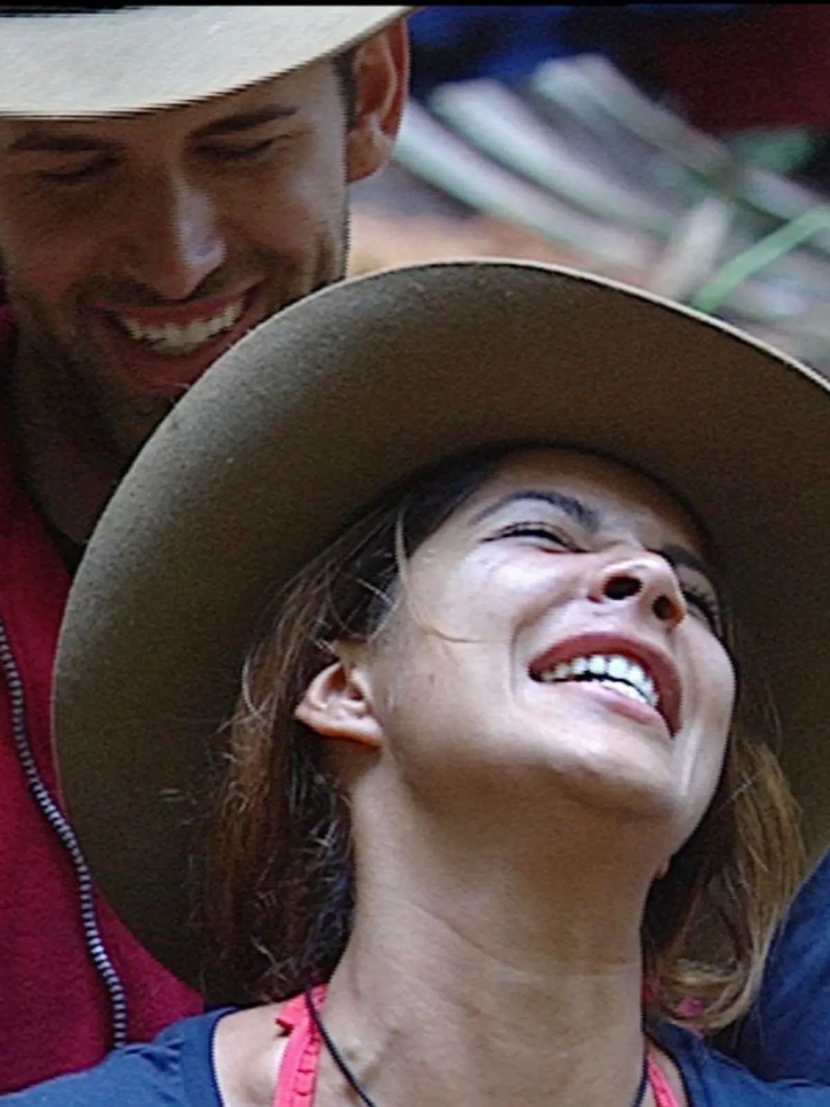 Tag 5 im Camp - Jay Khan und Indira Weis suchen eindeutig die Nähe des anderen. Die beiden machen gemeinsam Sportübungen. # Foto: RTLVerwendung des Bildes für Online-Medien ausschließlich mit folgendem Hinweis und Verlinkung: Alle Infos zu "Ich bin ein Star - Holt mich hier raus!" im Special bei RTL.de [LINK]: http://www.rtl.de/tv/ibes.phpNUR ZUR EINMALIGEN VERÖFFENTLICHUNG ! KEINE WEITERGABE AN DRITTE ! KEINE VERWENDUNG NACH DEM 17.02.2011 !! KEINE ARCHIVIERUNG !Suchbegriff: Dschungelcamp