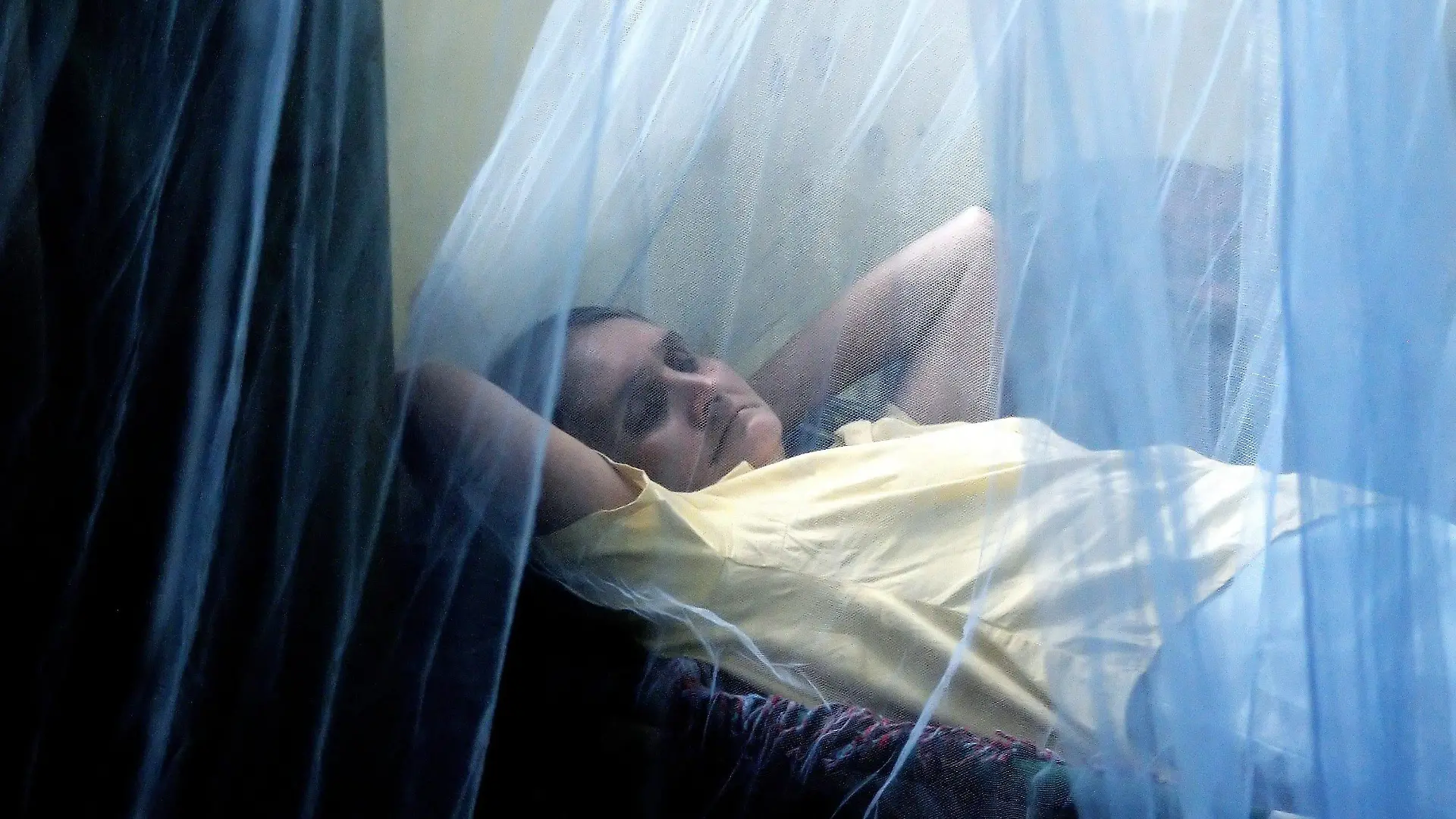 An Hondurean woman suffering from dengue hemorrhagic fever is assisted in an improvised room due to the high number of patients at the Health Center Alonzo Suazo de Tegucigalpa, Honduras, 08 July 2010. The deathtoll by this desease in the country has risen to 19. EPA/GUSTAVO AMADOR +++(c) dpa - Bildfunk+++