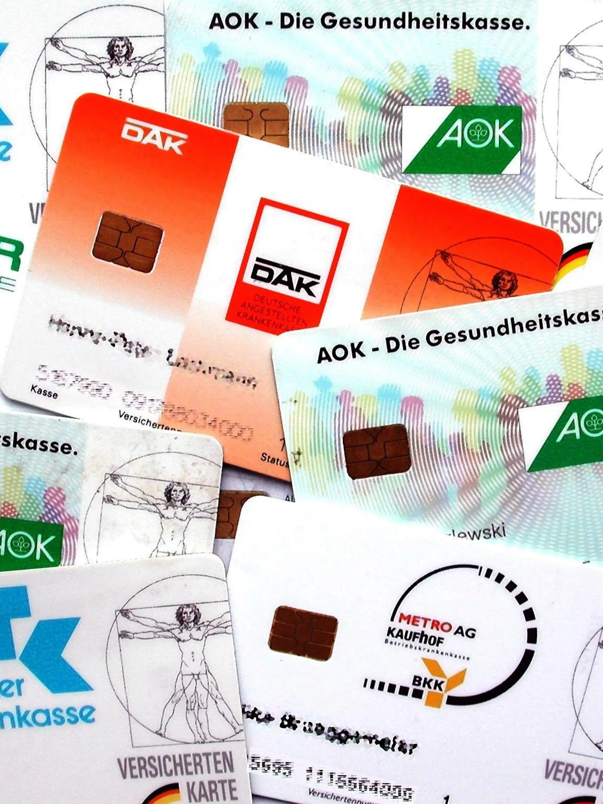 ARCHIV - Eine Auswahl von Versicherungskärtchen verschiedener Krankenkassen (Archivfoto vom 28.6.2001). Ein halbes Jahr vor dem Start des Gesundheitsfonds nähert sich der durchschnittliche Beitragssatz der gesetzlichen Krankenversicherung der Rekordmarke von 15 Prozent. Nach den Erhöhungen bei einigen der 217 Krankenkassen zum 1. Juli sei der durchschnittliche allgemeine Satz auf 14,01 Prozent des Einkommens gestiegen, berichtete eine Sprecherin des Bundesgesundheitsministeriums am Freitag (11.07.2008) in Berlin. Zusätzlich zahlen die Versicherten einen Sonderbeitrag von 0,9 Prozent vom Einkommen. Foto: Oliver Berg (Zu dpa 4223) +++(c) dpa - Bildfunk+++