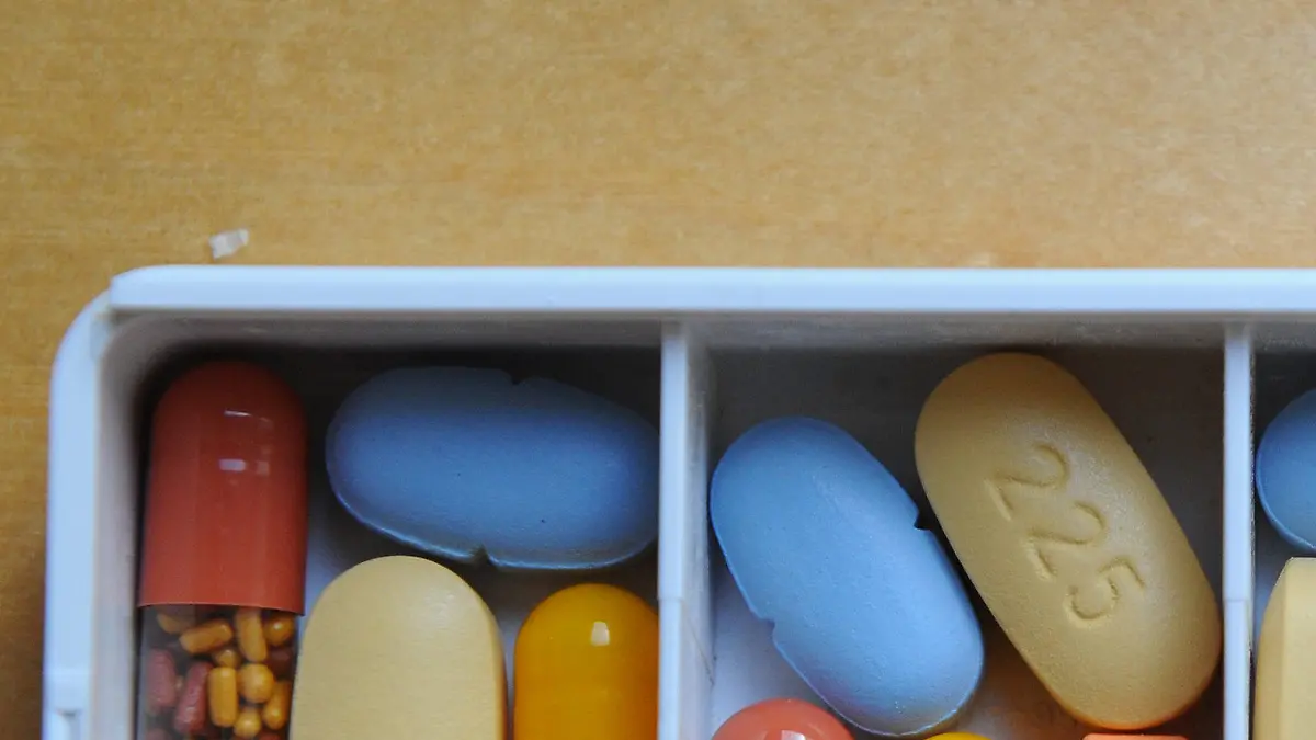 ARCHIV - Tabletten eines an Aids erkrankten Menschen liegen in Tagesrationen auf einem Tisch, aufgenommen am 16.11.2011 in Berlin. Etwa 3200 Menschen haben sich nach Schätzungen des Robert Koch-Instituts (RKI) im vergangenen Jahr neu mit HIV angesteckt. Damit ist die Zahl der Neuinfektionen im Vergleich zu den Vorjahren konstant, wie das RKI am Montag in Berlin mitteilte. Foto: Jens Kalaene/dpa (zu dpa «Robert Koch-Institut: Zahl der HIV-Neuinfektionen bleibt unverändert» vom 14.11.2016) Foto: Jens Kalaene/dpa-Zentralbild/dpa +++(c) dpa - Bildfunk+++