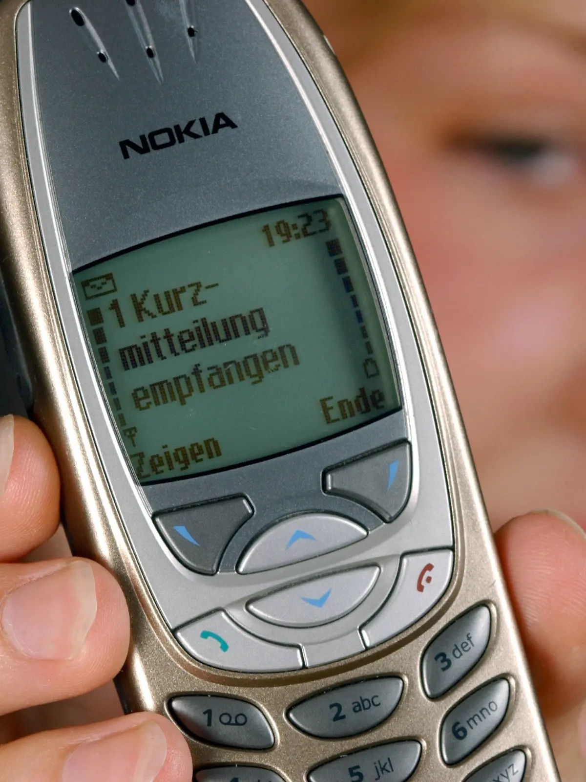 ILLUSTRATION - ARCHIV - Das Display eines Handys kündigt den Eingang einer SMS-Meldung an (Archivfoto vom 12.07.2005). In der Silvesternacht verschicken viele Leute SMS. Da kann es manchmal lange dauern, bis deine Kurznachricht ankommt. Foto: Patrick Pleul ACHTUNG: Honorarfrei nur für Bezieher des dpa-Dienstes Nachrichten für Kinder +++(c) dpa - Nachrichten für Kinder+++