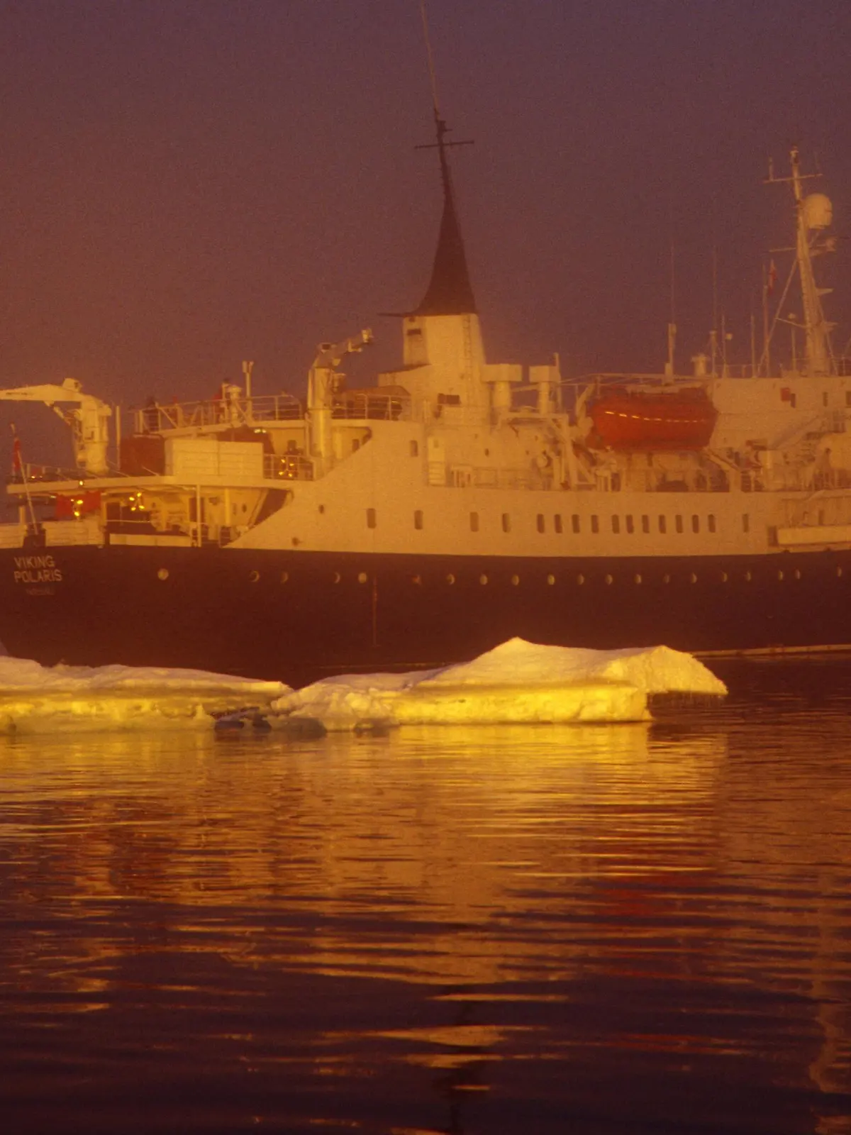 Mitternachtssonne im Packeis, MS Viking Polaris, Daenemark, Groenland, Avannaarsua, Kane Becken | midnight sun in the pack ice, Ms Viking Polaris