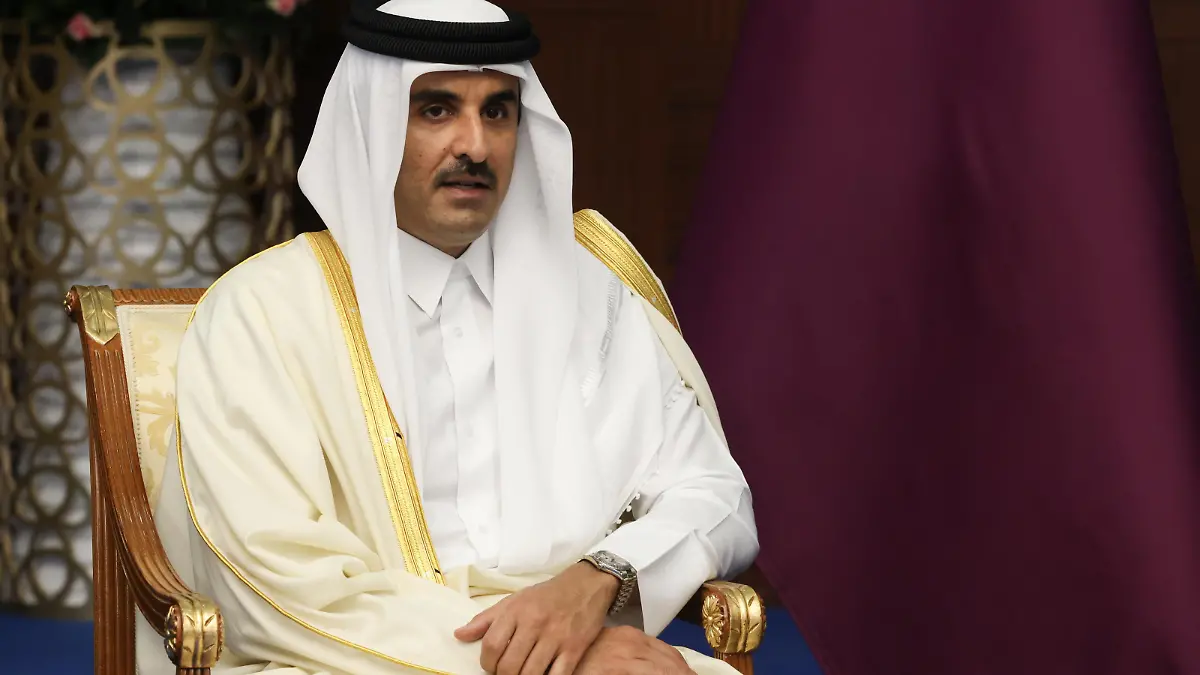 DIESES FOTO WIRD VON DER RUSSISCHEN STAATSAGENTUR TASS ZUR VERFÜGUNG GESTELLT. [Kazakhstan. Astana. OCTOBER 13, 2022. Emir of Qatar Tamim bin Hamad Al Thani is seen during a meeting with Russia's President Putin on the sidelines of the 6th summit of the Conference on Interaction and Confidence-Building Measures in Asia (CICA) at Independence Palace in Astana.. Vyacheslav Prokofyev/TASS]