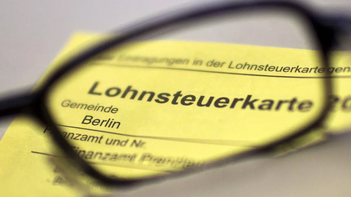 Auf einer neuen Lohnsteuerkarte für das Jahr 2010 in einem geöffneten Briefumschlag liegt am Dienstag (03.11.2009) in einem Büro in Berlin eine Lesebrille (Illustration). Nach fast 90 Jahren soll es künftig keine Lohnsteuerkarte mehr geben. Von 2011 an, soll das Papier durch ein elektronisches Verfahren zur Erhebung der Lohnsteuer ersetzt werden. Foto: Arno Burgi dpa/lbn +++(c) dpa - Bildfunk+++