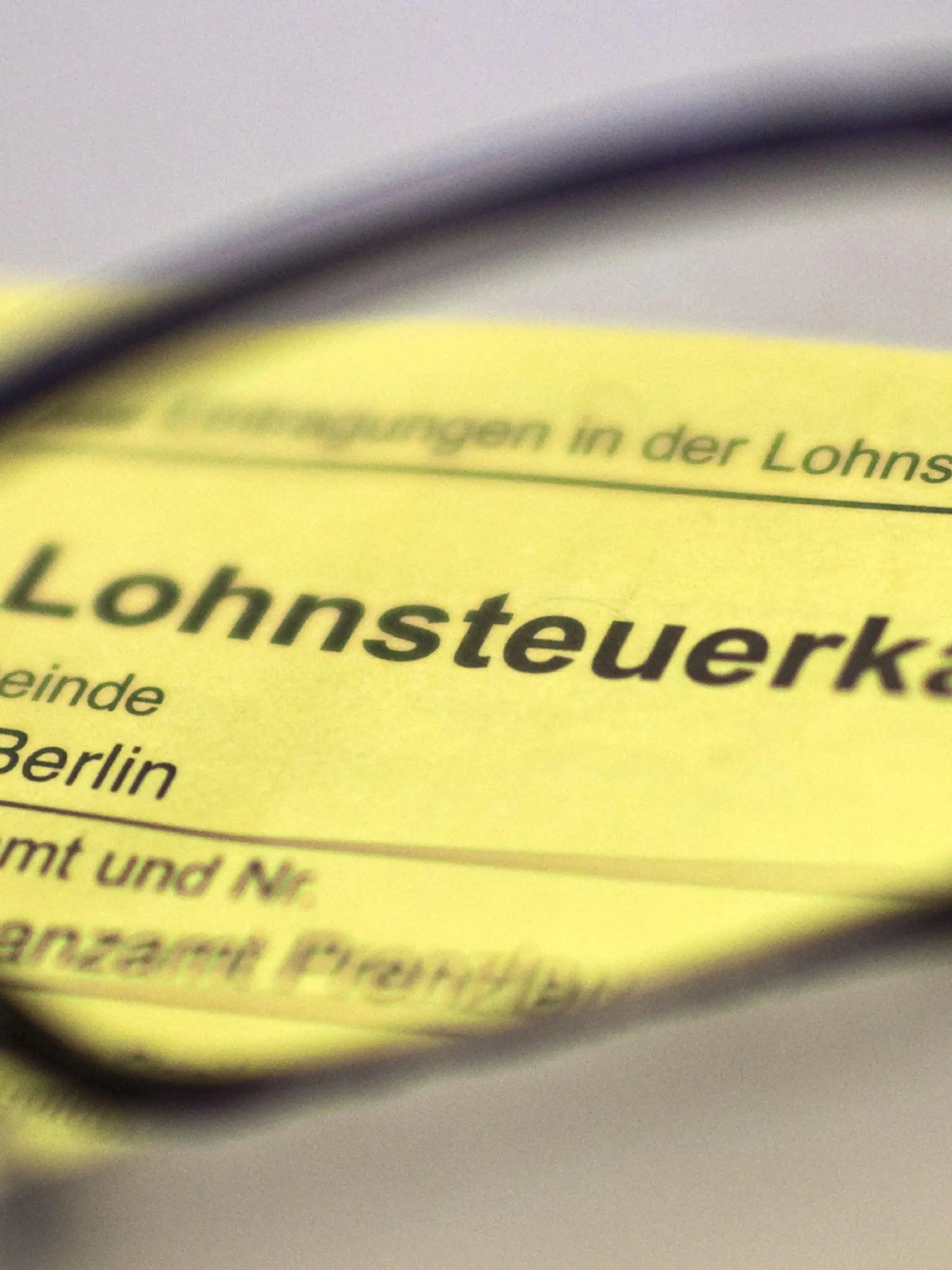 Auf einer neuen Lohnsteuerkarte für das Jahr 2010 in einem geöffneten Briefumschlag liegt am Dienstag (03.11.2009) in einem Büro in Berlin eine Lesebrille (Illustration). Nach fast 90 Jahren soll es künftig keine Lohnsteuerkarte mehr geben. Von 2011 an, soll das Papier durch ein elektronisches Verfahren zur Erhebung der Lohnsteuer ersetzt werden. Foto: Arno Burgi dpa/lbn +++(c) dpa - Bildfunk+++