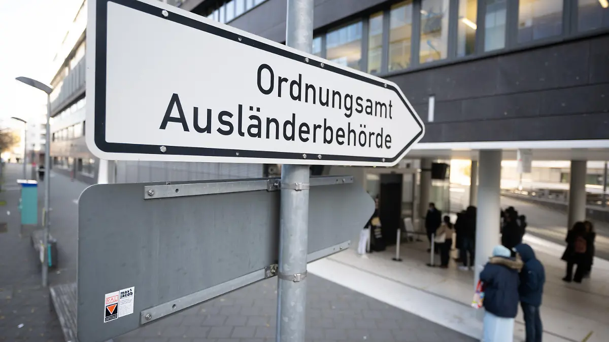 PRODUKTION - 23.11.2022, Hessen, Frankfurt/Main: Ein Schild weist auf die Ausländerbehehörde und das Ordnungsamt von Frankfurt am Main hin. (zu dpa «Ausländerbehörden am Limit - Langzeiterkrankungen und Anfeindungen») Foto: Sebastian Gollnow/dpa +++ dpa-Bildfunk +++