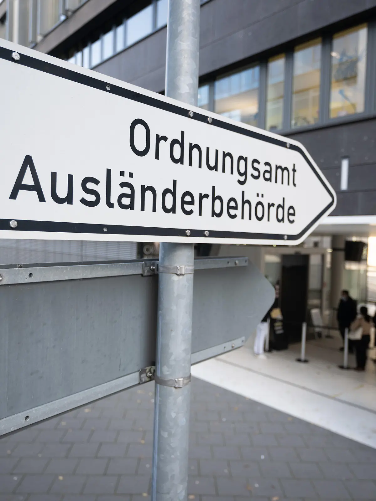 PRODUKTION - 23.11.2022, Hessen, Frankfurt/Main: Ein Schild weist auf die Ausländerbehehörde und das Ordnungsamt von Frankfurt am Main hin. (zu dpa «Ausländerbehörden am Limit - Langzeiterkrankungen und Anfeindungen») Foto: Sebastian Gollnow/dpa +++ dpa-Bildfunk +++