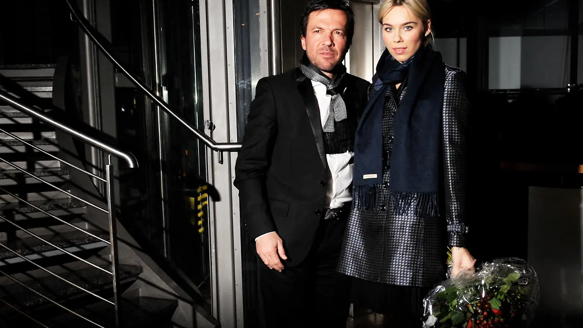 Der ehemalige Nationalspieler Lothar Matthäus und seine Frau Liliana verlassen am Donnerstag (04.03.2010) in Hamburg das Kerner-Studio. Die beiden geben ihrer Ehe noch ein Chance. Der 48-Jährige ist in vierter Ehe mit dem 22 Jahre alten Model verheiratet. Das Paar habe eine harte Zeit gehabt, wolle aber zusammen bleiben. Das ukrainische Model hatte sich im Dezember 2009 von dem ehemaligen Nationalspieler getrennt. Erst ein Jahr zuvor hatten die beiden in Las Vegas geheiratet. Liliana ist nach Silvia, Lolita und Marijana Gattin Nummer vier für den ehemaligen Fußballstar. Die beiden lernten sich im Jahr 2007 auf dem Münchner Oktoberfest kennen - damals ging Liliana noch zur Schule. Foto: Maurizio Gambarini dpa/lno  +++(c) dpa - Bildfunk+++