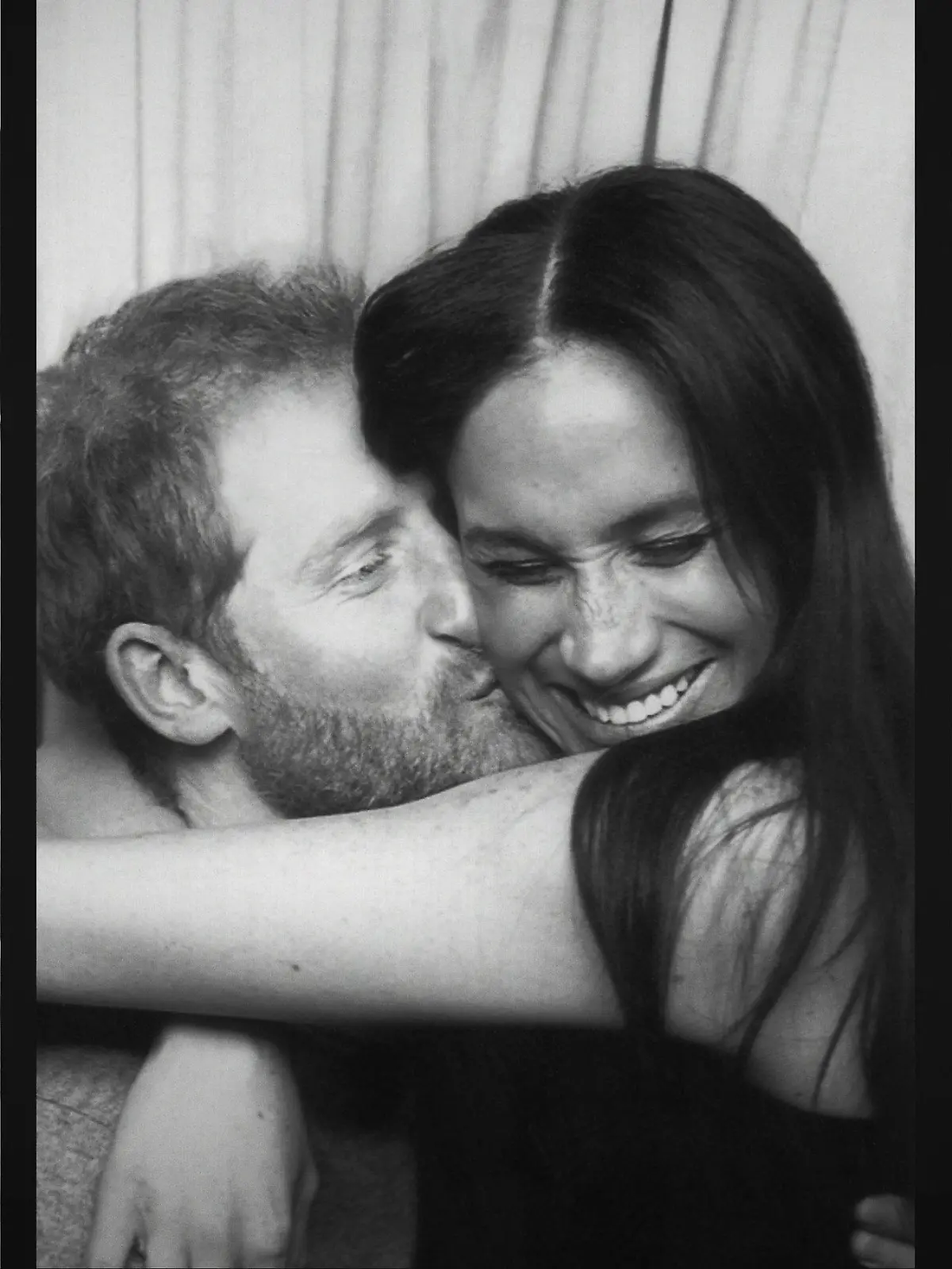 HANDOUT - 01.12.2022, USA, ---: Das von Netflix veröffentlichte Bild zeigt Prinz Harry und Herzogin Meghan in einer Szene der Dokumentation «Harry & Meghan» (undatiert). Berichten zufolge soll die Netflix-Dokumentation am 8. Dezember erscheinen. (zu dpa-Extra «Harry und Meghan im Fokus der Klatschpresse: «Krieg» und «Sabotage») Foto: Courtesy Of Prince Harry/Netflix via AP/dpa - ACHTUNG: Nur zur redaktionellen Verwendung bis zum 16.12.2022 im Zusammenhang mit einer Berichterstattung über die Doku "Harry & Meghan" und nur mit vollständiger Nennung des vorstehenden Credits +++ dpa-Bildfunk +++