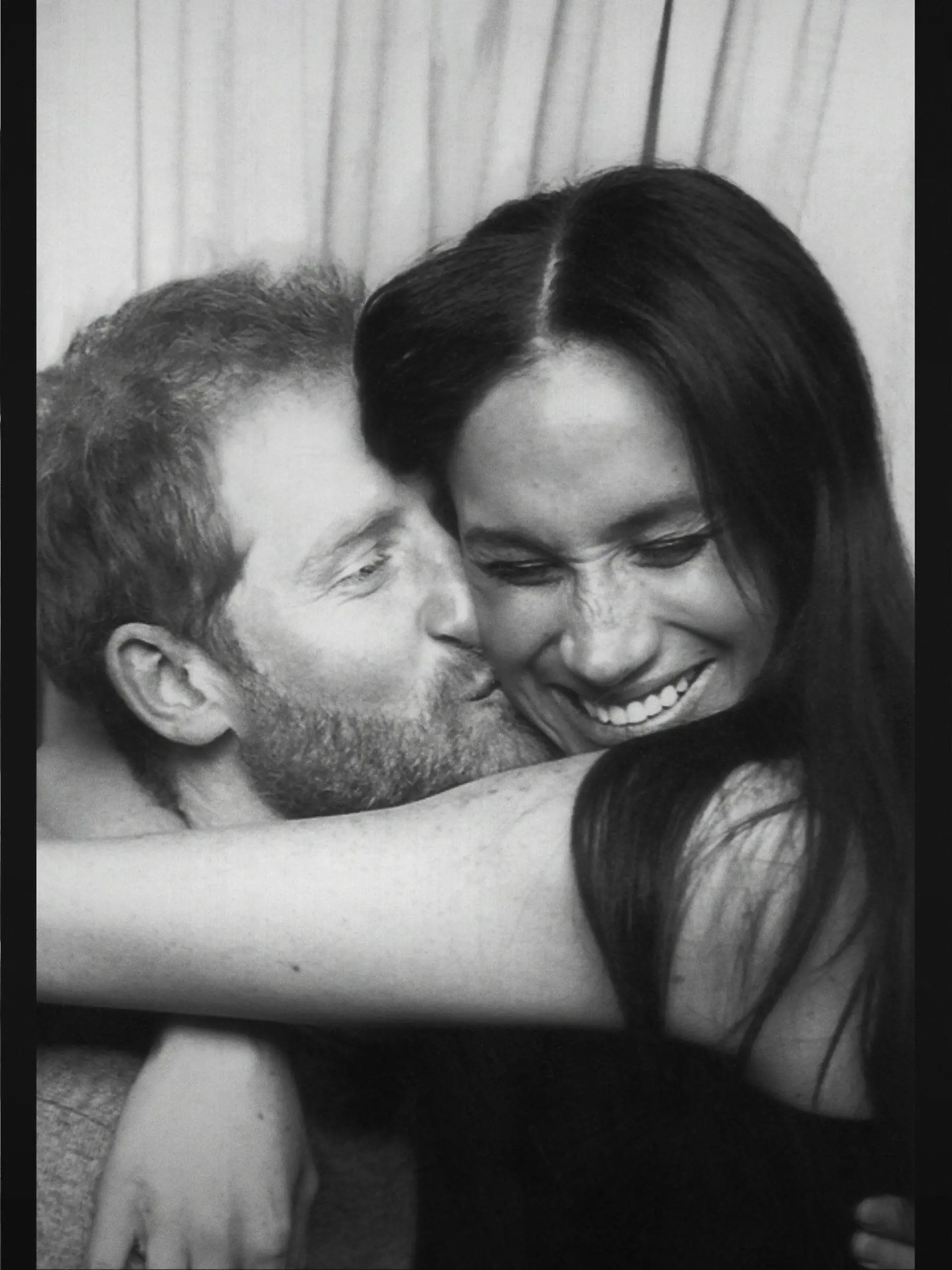HANDOUT - 01.12.2022, USA, ---: Das von Netflix veröffentlichte Bild zeigt Prinz Harry und Herzogin Meghan in einer Szene der Dokumentation «Harry & Meghan» (undatiert). Berichten zufolge soll die Netflix-Dokumentation am 8. Dezember erscheinen. (zu dpa-Extra «Harry und Meghan im Fokus der Klatschpresse: «Krieg» und «Sabotage») Foto: Courtesy Of Prince Harry/Netflix via AP/dpa - ACHTUNG: Nur zur redaktionellen Verwendung bis zum 16.12.2022 im Zusammenhang mit einer Berichterstattung über die Doku "Harry & Meghan" und nur mit vollständiger Nennung des vorstehenden Credits +++ dpa-Bildfunk +++