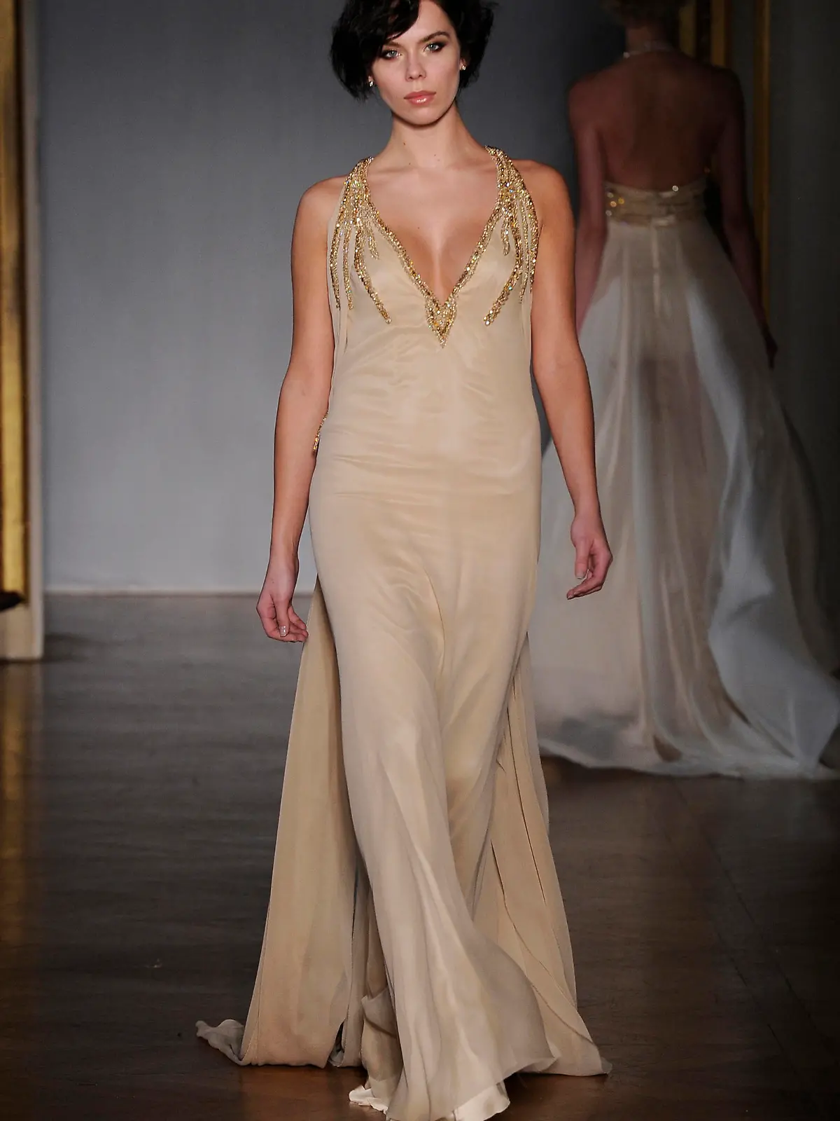 Liliana Matthäus zeigt am Rande der Haute-Couture-Schauen für Frühjahr/Sommer 2011 in Paris eine Kreation der türkischen Designerin Dilek Hanif (Handout vom 26.01.2011). Bisher eher durch Ehe-Probleme mit Lothar Matthäus (49) in den Medien, hat sie als Model in Paris für Aufsehen gesorgt. Bei der Show der türkischen Designerin Dilek Hanif führte sie unter anderem ein beigefarbenes, strass-besetztes Abendkleid auf dem Laufsteg vor. Im Publikum saß ihr Ehemann. Letzter Stand war eigentlich: Eine endgültige Trennung der beiden. Am zweiten Weihnachtsfeiertag hatte Rekordnationalspieler Matthäus, für den es die vierte Ehe ist, der «Bild am Sonntag» gesteckt, dass «es nicht mehr geht». Die beiden hatten am 1. Januar 2009 geheiratet. Foto: Dilek Hanif  +++(c) dpa - Bildfunk+++