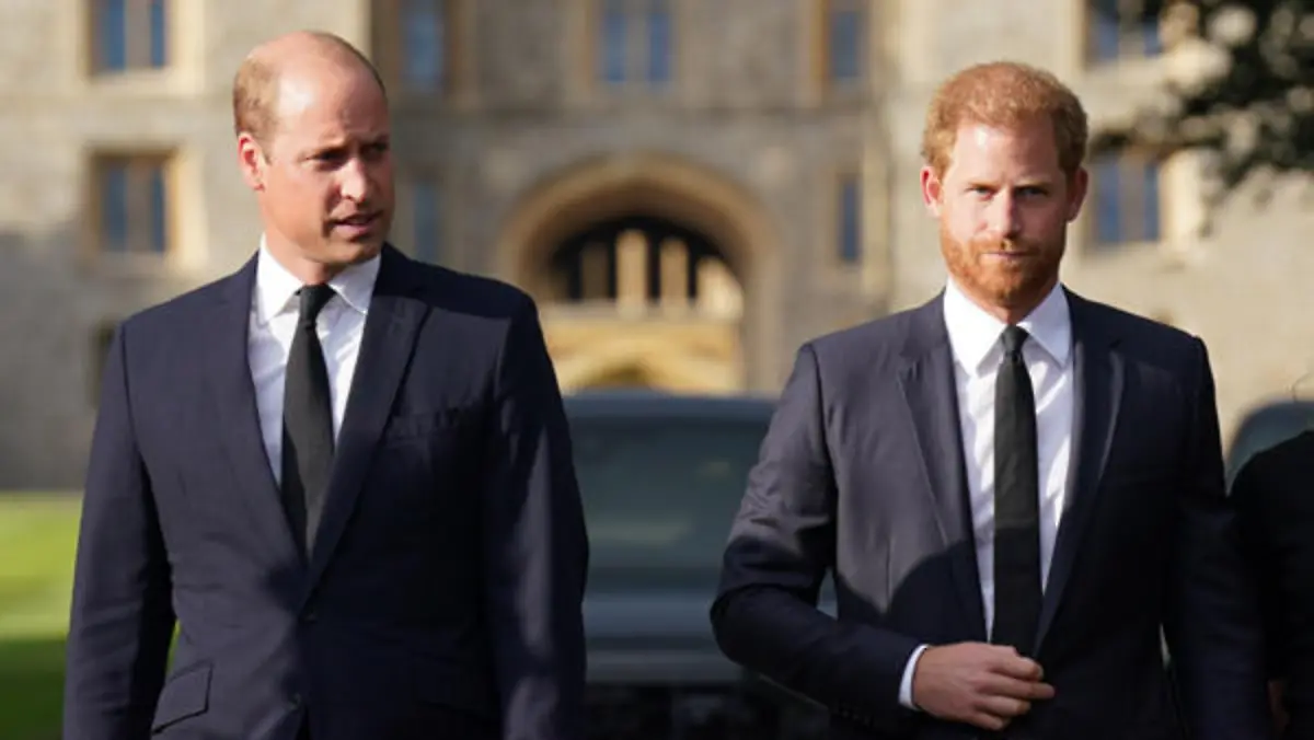 10.09.2022, Großbritannien, Windsor: Willim (l), Prinz von Wales, und der britische Prinz Harry, Herzog von Sussex, treffen nach dem Tod der britischen Königin Elizabeth II. am 08.09.2022 auf Schloss Windsor mit der Öffentlichkeit zusammen. Foto: Kirsty O'connor/PA Wire/dpa +++ dpa-Bildfunk +++