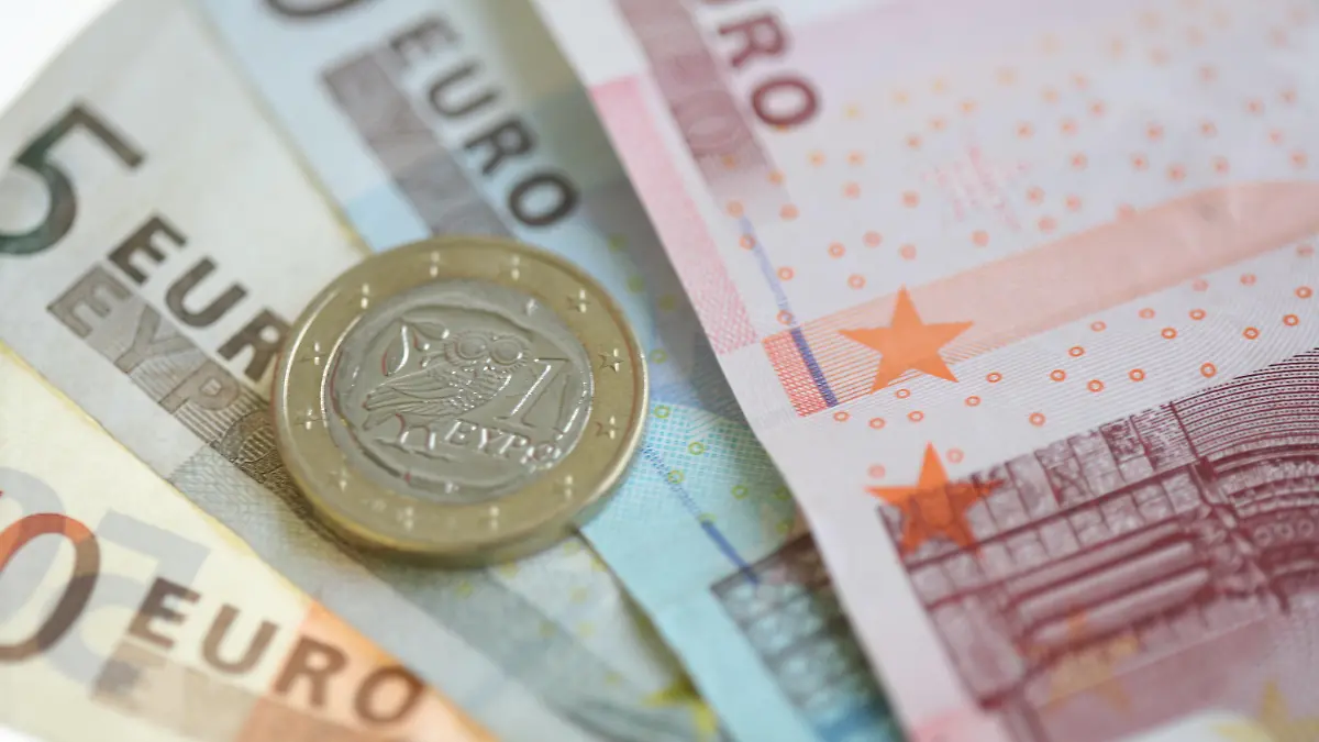 ILLUSTRATION - Eine Griechische 1-Euro Münze liegt in Frankfurt am Main auf mehreren Euroscheinene (Archivfoto vom 03.02.2010). Die Euro-Länder wollen dem Schuldensünder Griechenland mit Krediten unter die Arme greifen. «Es läuft auf Kreditlinien hinaus», sagte der österreichische Bundeskanzler Werner Faymann (SPÖ) am Mittwochabend vor dem EU-Sondergipfel in Brüssel. Das Geld könne mit Hilfe des Internationalen Währungsfonds IWF vergeben werden. Foto: Marc Müller dpa/lhe +++(c) dpa - Bildfunk+++