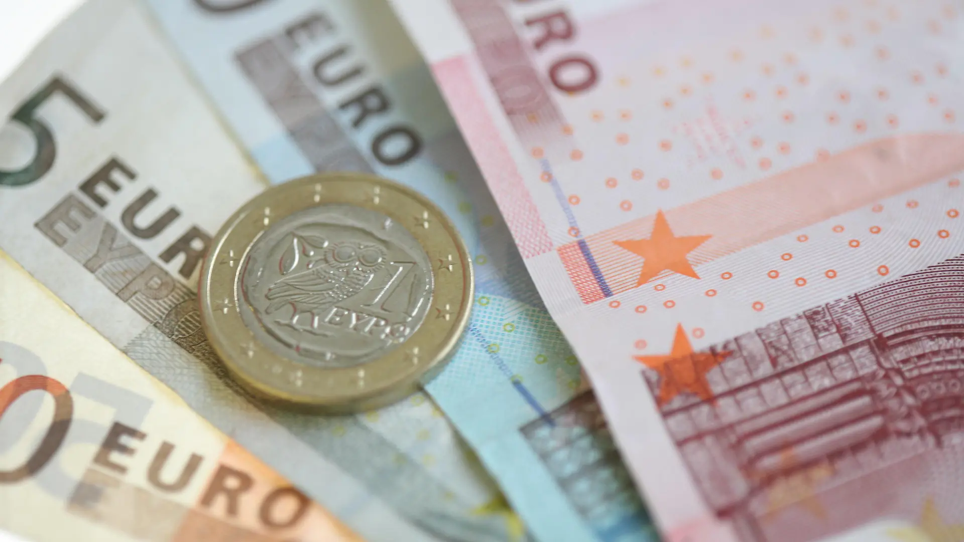 ILLUSTRATION - Eine Griechische 1-Euro Münze liegt in Frankfurt am Main auf mehreren Euroscheinene (Archivfoto vom 03.02.2010). Die Euro-Länder wollen dem Schuldensünder Griechenland mit Krediten unter die Arme greifen. «Es läuft auf Kreditlinien hinaus», sagte der österreichische Bundeskanzler Werner Faymann (SPÖ) am Mittwochabend vor dem EU-Sondergipfel in Brüssel. Das Geld könne mit Hilfe des Internationalen Währungsfonds IWF vergeben werden. Foto: Marc Müller dpa/lhe +++(c) dpa - Bildfunk+++