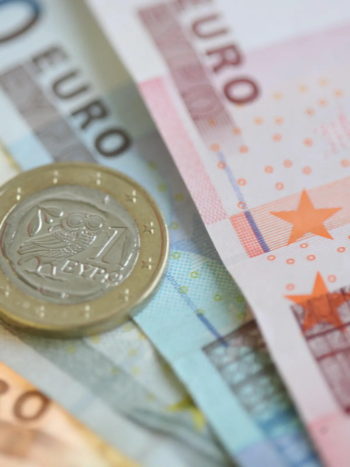 ILLUSTRATION - Eine Griechische 1-Euro Münze liegt in Frankfurt am Main auf mehreren Euroscheinene (Archivfoto vom 03.02.2010). Die Euro-Länder wollen dem Schuldensünder Griechenland mit Krediten unter die Arme greifen. «Es läuft auf Kreditlinien hinaus», sagte der österreichische Bundeskanzler Werner Faymann (SPÖ) am Mittwochabend vor dem EU-Sondergipfel in Brüssel. Das Geld könne mit Hilfe des Internationalen Währungsfonds IWF vergeben werden. Foto: Marc Müller dpa/lhe  +++(c) dpa - Bildfunk+++