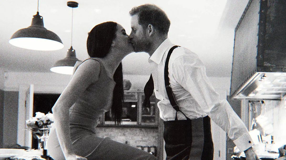 01.12.2022, USA, ---: Das von Netflix veröffentlichte Bild zeigt Prinz Harry und Herzogin Meghan in einer Szene der Dokumentation «Harry & Meghan» (undatiert). Berichten zufolge soll die Netflix-Dokumentation am 8. Dezember erscheinen. (zu dpa-Extra «Harry und Meghan im Fokus der Klatschpresse: «Krieg» und «Sabotage») Foto: Uncredited/Netflix/dpa - ACHTUNG: Nur zur redaktionellen Verwendung bis zum 16.12.2022 im Zusammenhang mit einer Berichterstattung über die Doku "Harry & Meghan" und nur mit vollständiger Nennung des vorstehenden Credits +++ dpa-Bildfunk +++