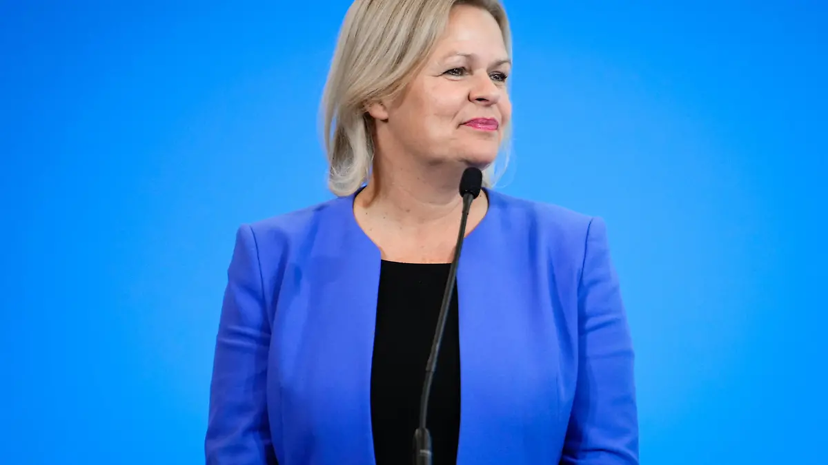  Gemeinsames Statement zu den Eckpunkten des neuen Fachkraefteeinwanderungsgesetzes Aktuell, 30.11.2022, Berlin, Nancy Faeser, Bundesministerin des Innern und für Heimat im Portrait beim Pressestatement zu den Eckpunkten des neuen Fachkraefteeinwanderungsgesetzes im Anschluss an das Bundeskabinett, fuer die Weiterentwicklung und Moderniesierung des Einwanderungsrechts im Bundesinnenministerium in Berlin Berlin Berlin Deutschland *** Joint statement on the key points of the new skilled worker immigration law Current, 30 11 2022, Berlin, Nancy Faeser, Federal Minister of the Interior and for Home Affairs in the portrait at the press statement on the key points of the new skilled worker immigration law following the Federal Cabinet, for the