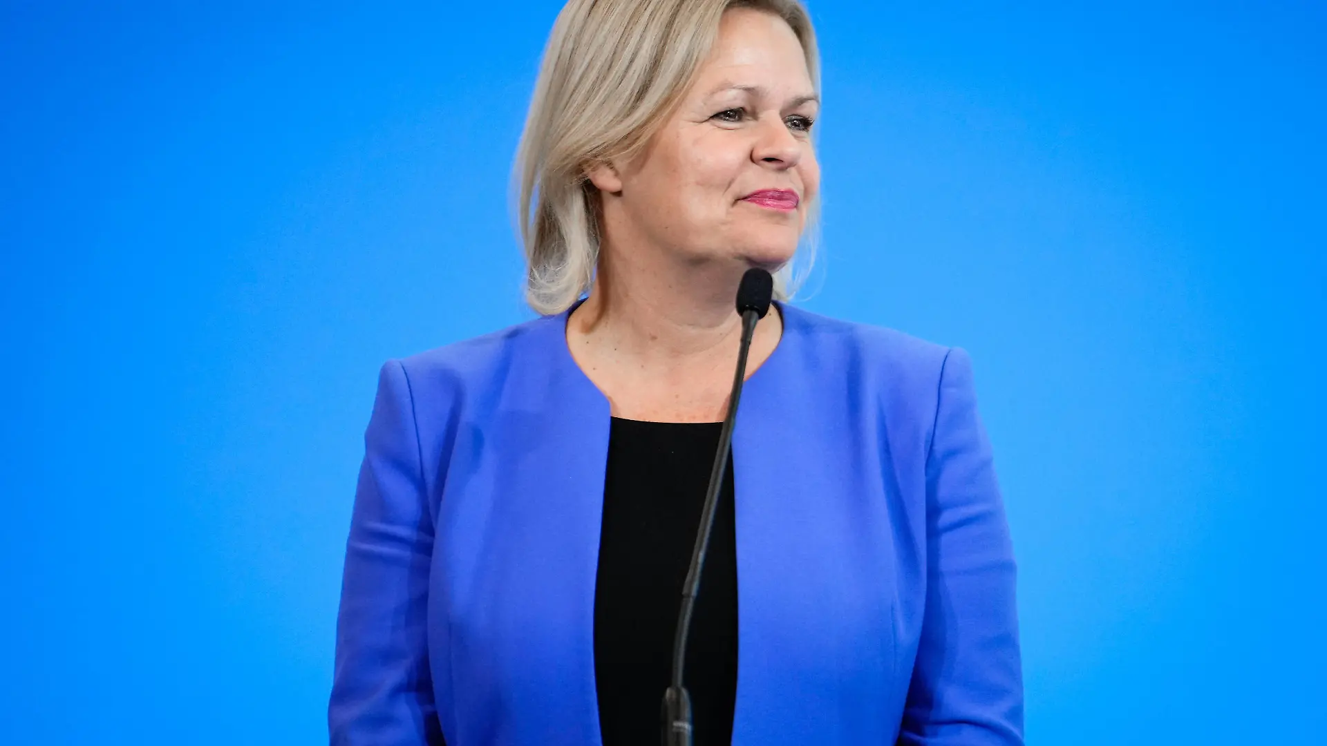 Gemeinsames Statement zu den Eckpunkten des neuen Fachkraefteeinwanderungsgesetzes Aktuell, 30.11.2022, Berlin, Nancy Faeser, Bundesministerin des Innern und für Heimat im Portrait beim Pressestatement zu den Eckpunkten des neuen Fachkraefteeinwanderungsgesetzes im Anschluss an das Bundeskabinett, fuer die Weiterentwicklung und Moderniesierung des Einwanderungsrechts im Bundesinnenministerium in Berlin Berlin Berlin Deutschland *** Joint statement on the key points of the new skilled worker immigration law Current, 30 11 2022, Berlin, Nancy Faeser, Federal Minister of the Interior and for Home Affairs in the portrait at the press statement on the key points of the new skilled worker immigration law following the Federal Cabinet, for the