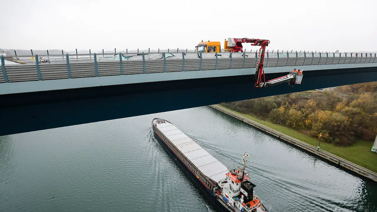 02.12.2022, Schleswig-Holstein, Kiel: Experten untersuchen die gesperrte Holtenauer Prinz-Heinrich-Hochbrücke. Am 30. November 2022 hatte der Ausleger eines 38 Meter hohen Krans an Bord eines finnischen Spezialschiffs beide Brücken über dem Nord-Ostsee-Kanal getroffen. Die Schäden werden nun vom Brückenteam des Landesbetrieb Straßenbau und Verkehr Schleswig-Holstein (LBV.SH) und einem externen Prüfingenieursbüro untersucht. Foto: Frank Molter/dpa +++ dpa-Bildfunk +++