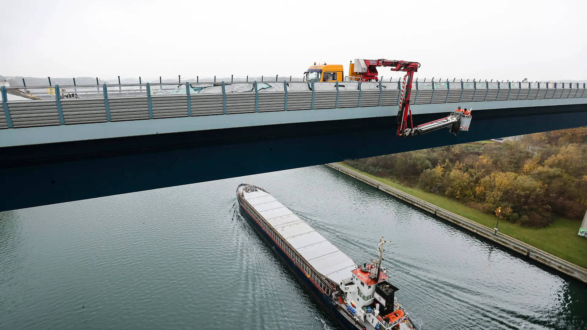 02.12.2022, Schleswig-Holstein, Kiel: Experten untersuchen die gesperrte Holtenauer Prinz-Heinrich-Hochbrücke. Am 30. November 2022 hatte der Ausleger eines 38 Meter hohen Krans an Bord eines finnischen Spezialschiffs beide Brücken über dem Nord-Ostsee-Kanal getroffen. Die Schäden werden nun vom Brückenteam des Landesbetrieb Straßenbau und Verkehr Schleswig-Holstein (LBV.SH) und einem externen Prüfingenieursbüro untersucht. Foto: Frank Molter/dpa +++ dpa-Bildfunk +++