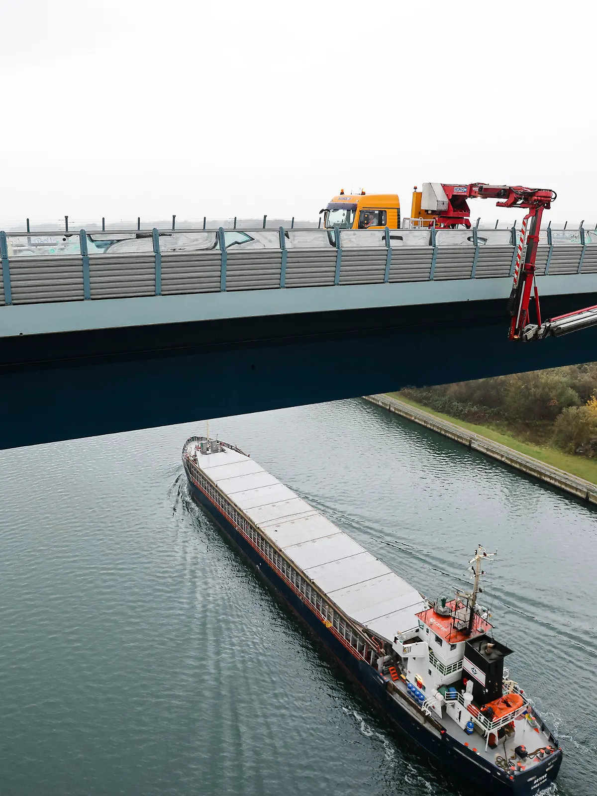 02.12.2022, Schleswig-Holstein, Kiel: Experten untersuchen die gesperrte Holtenauer Prinz-Heinrich-Hochbrücke. Am 30. November 2022 hatte der Ausleger eines 38 Meter hohen Krans an Bord eines finnischen Spezialschiffs beide Brücken über dem Nord-Ostsee-Kanal getroffen. Die Schäden werden nun vom Brückenteam des Landesbetrieb Straßenbau und Verkehr Schleswig-Holstein (LBV.SH) und einem externen Prüfingenieursbüro untersucht. Foto: Frank Molter/dpa +++ dpa-Bildfunk +++