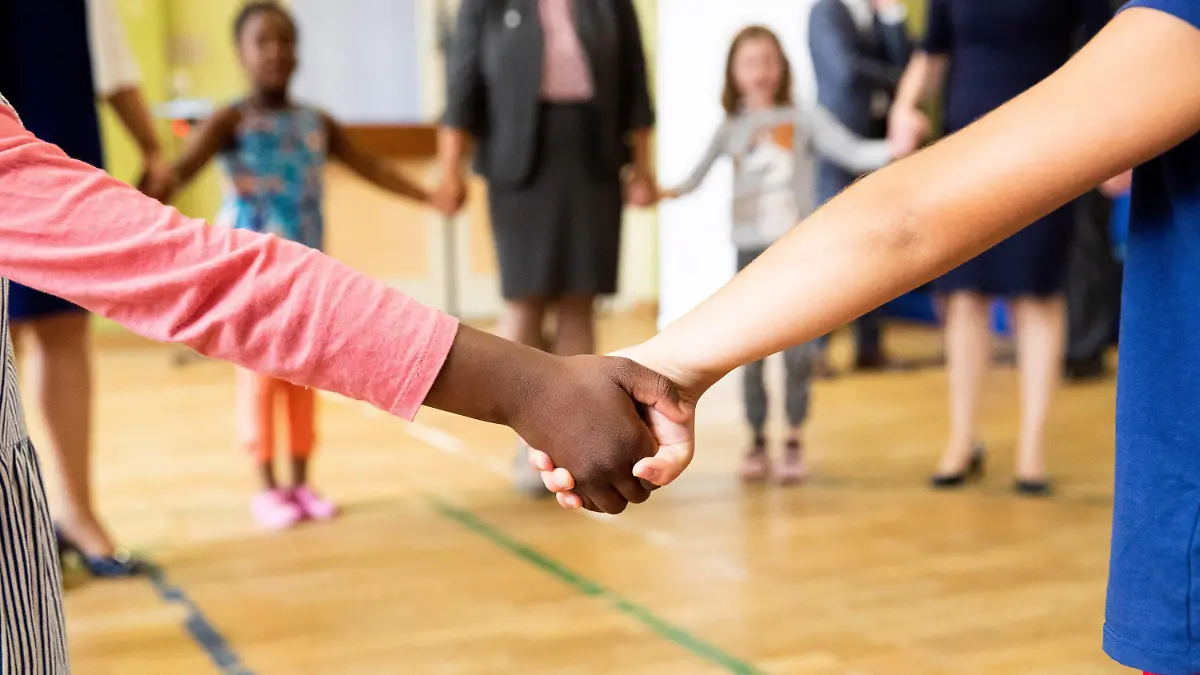 ARCHIV - 07.08.2019, Hamburg: Hand in Hand tanzen Kinder und Erzieherinnen bei einem Bewegungsspiel in der Turnhalle einer Kita. Der Bundestag berät am Freitag über den von der Bundesregierung eingebrachten Entwurf eines Zweiten Gesetzes zur Weiterentwicklung der Qualität und zur Teilhabe in der Kindertagesbetreuung
(KiTa-Qualitätsgesetz). Foto: Christian Charisius/dpa +++ dpa-Bildfunk +++