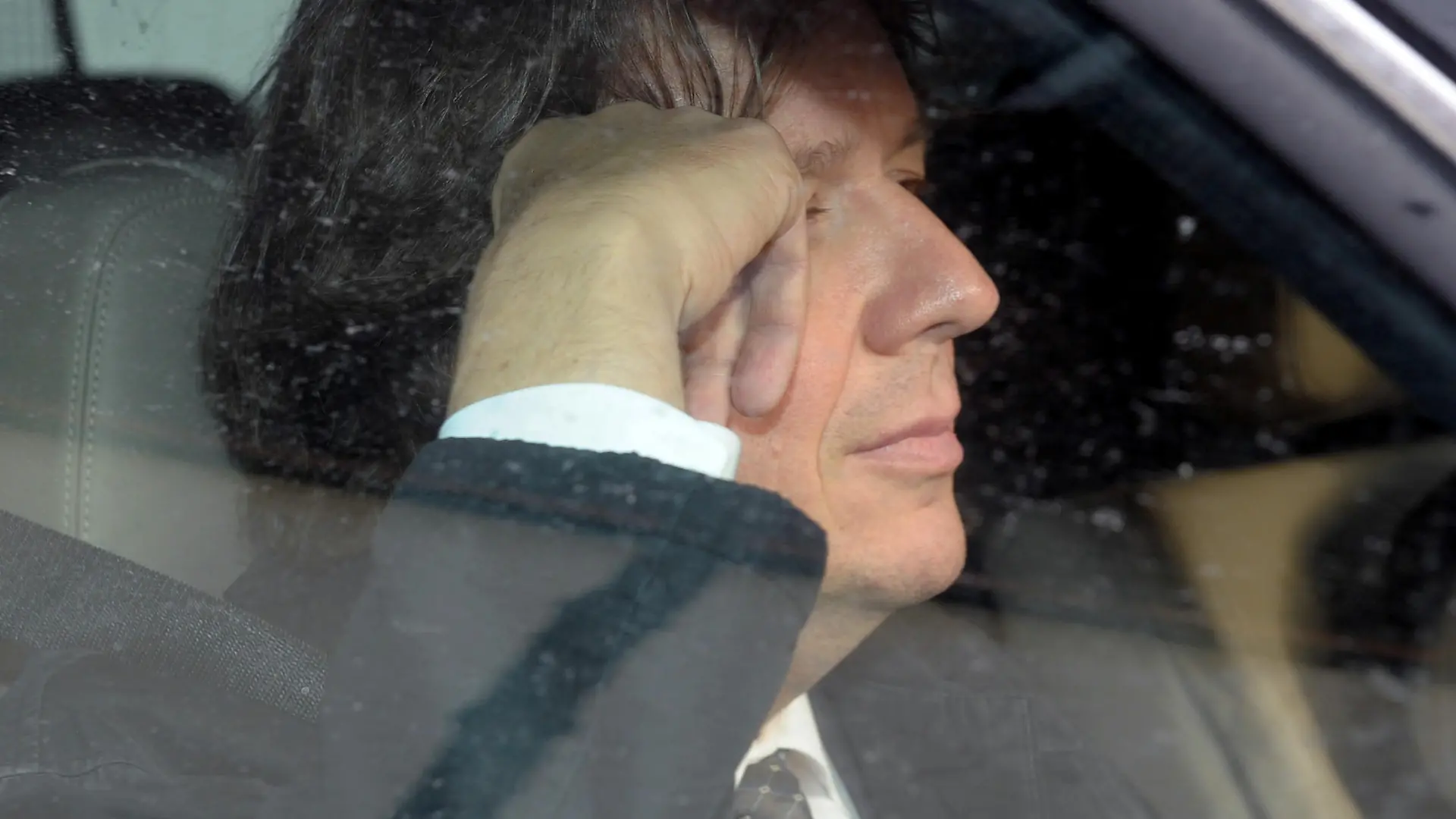 Der Wettermoderator Jörg Kachelmann verlässt mit seinem Anwalt Johann Schwenn (nicht in Bild) am Freitag (10.12.2010) in einem Auto sitzend nach dem 19. Prozesstag das Landgericht in Mannheim. Der Wetterexperte Jörg Kachelmann muß sich vor dem Landgericht Mannheim wegen des Vorwurfs der Vergewaltigung verantworten. Der 52-jährige Schweizer soll seine langjährige Geliebte mit einem Messer bedroht und vergewaltigt haben. Foto: Ronald Wittek dpa/lsw +++(c) dpa - Bildfunk+++