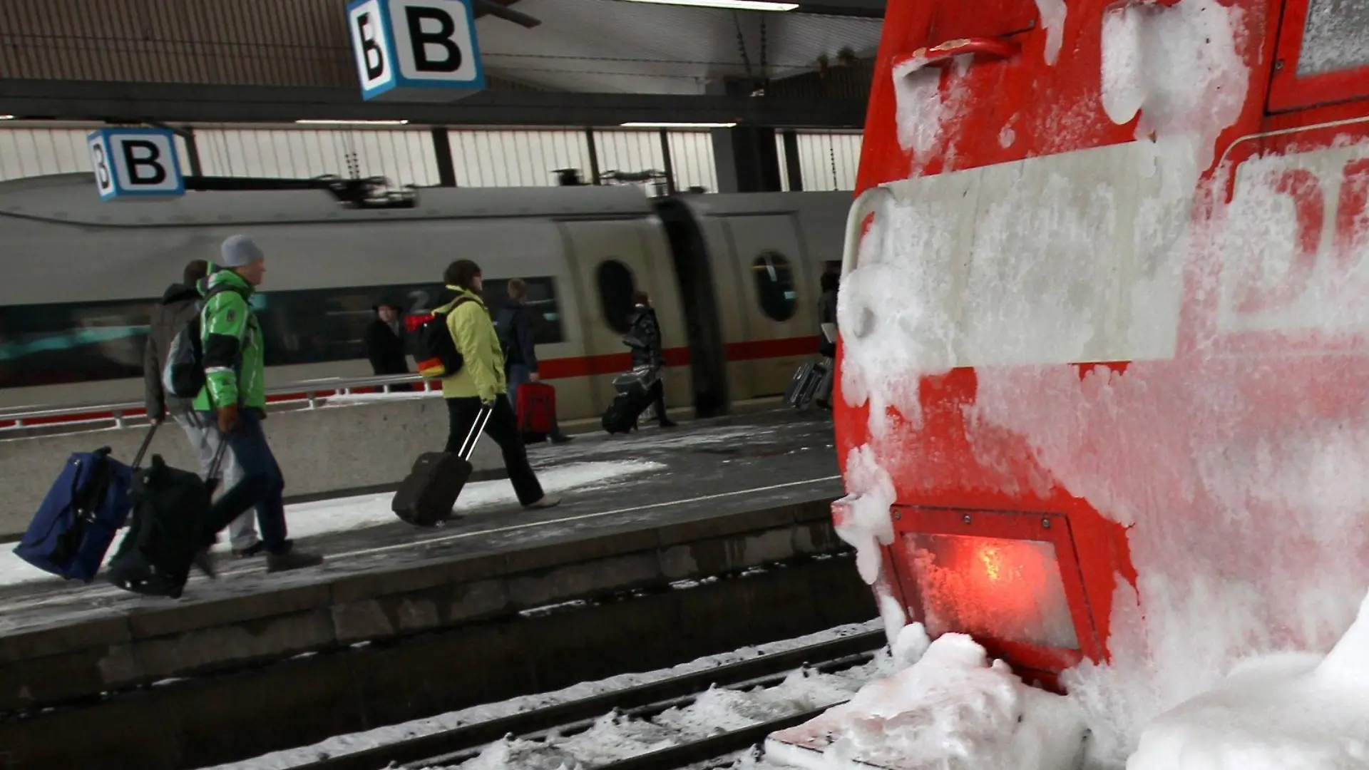 Eine verschneite Lokomotive der Deutschen Bahn steht am Freitag (24.12.2010) in Düsseldorf im Hauptbahnhof. Ein Weihnachten zwischen Festtagsruhe und Krisenstimmung: Schon Stunden vor Anbruch der Stillen Nacht hat der heftige Wintereinbruch Nordrhein-Westfalen weitreichend lahmgelegt. Foto: Martin Gerten dpa/lnw (zu lnw 7090 vom 24.12.2010) +++(c) dpa - Bildfunk+++