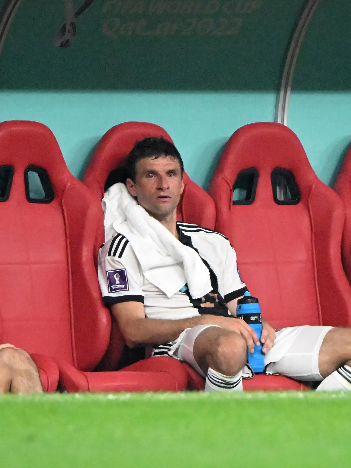  Fussball, Herren, Saison 2022/23, WM in Katar, Gruppe E 3. Spieltag, Costa Rica - Deutschland im Al-Bayt Stadium in Al-Khor, v. l. Ilkay Gündogan Deutschland, Thomas Müller Deutschland, Nico Schlotterbeck Deutschland auf der Bank, 01.12. 2022, *** Football, Men, 2022 23 season, World Cup in Qatar, Group E 3 matchday , Costa Rica Germany at Al Bayt Stadium in Al Khor, v l Ilkay Gündogan Germany , Thomas Müller Germany , Nico Schlotterbeck Germany on the bench, 01 12 2022, Copyright: xMatthiasxKochx