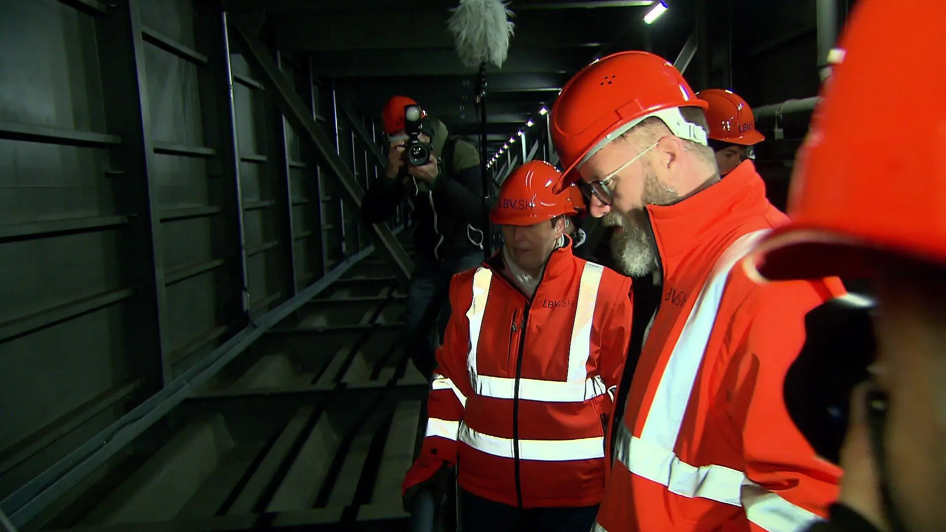 Schleswig-Holsteins Verkehrsminister Claus Ruhe Madsen (parteilos) am Freitag (2.12.) bei einem Ortstermin in der Prinz-Heinrich-Brücke.