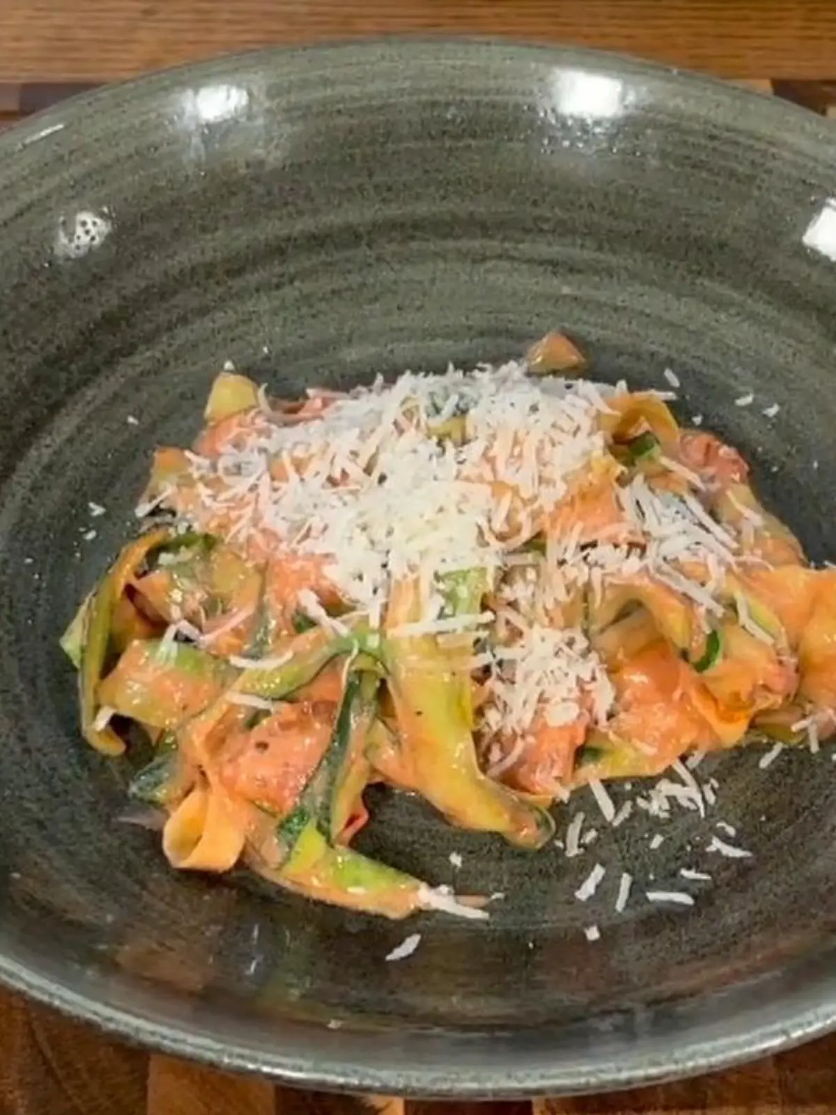 Zucchini-Nudeln, auch Zoodles genannt, sind genau das Richtige für einen leichten Lunch oder um zwischendurch mal mehr auf die schlanke Linie zu achten. Dank Ricotta wird die zugehörige Tomatensauce herrlich cremig.