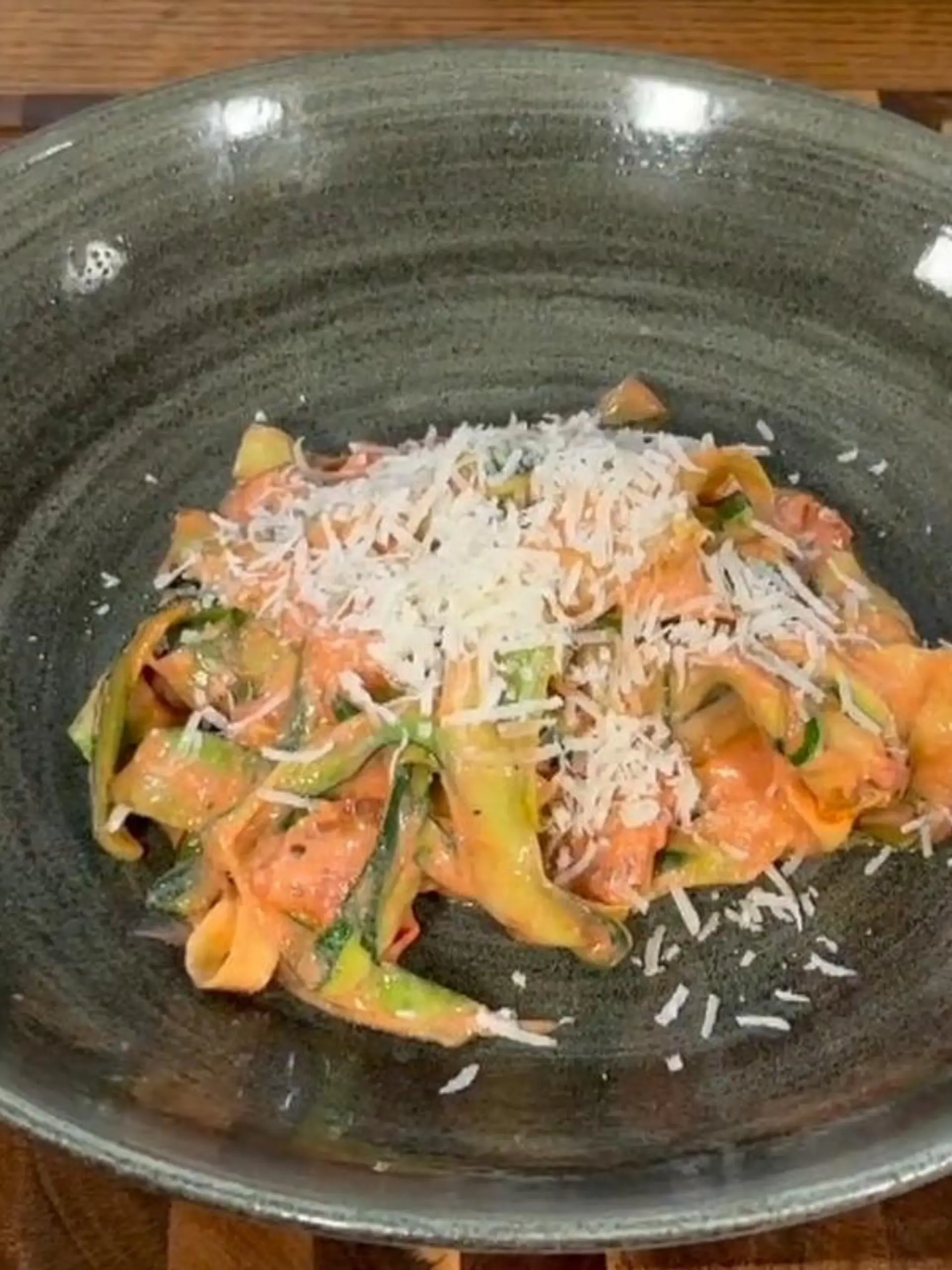 Zucchini-Nudeln, auch Zoodles genannt, sind genau das Richtige für einen leichten Lunch oder um zwischendurch mal mehr auf die schlanke Linie zu achten. Dank Ricotta wird die zugehörige Tomatensauce herrlich cremig.